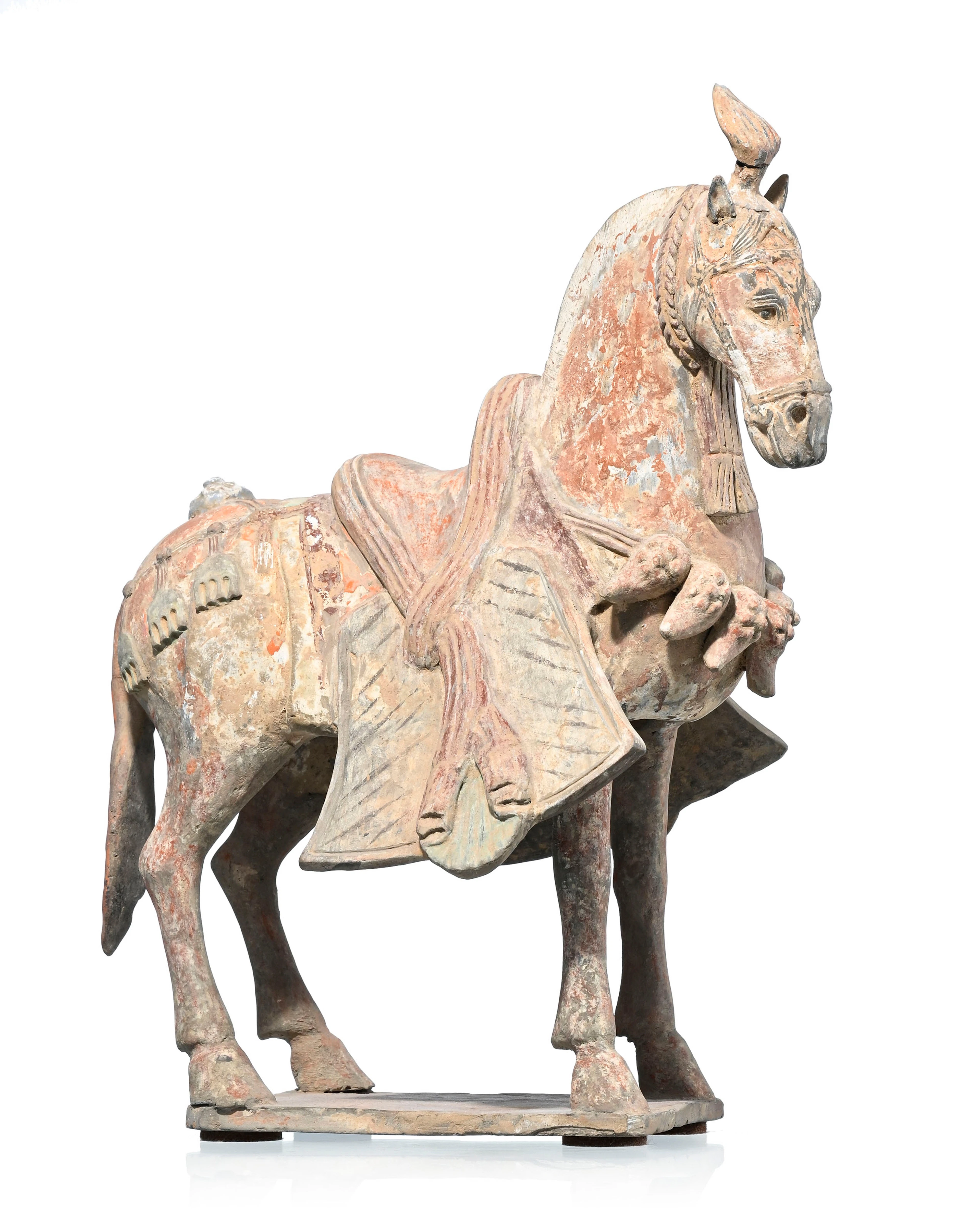 Cheval harnaché, sculpture en terre cuite avec rehauts de polychromie