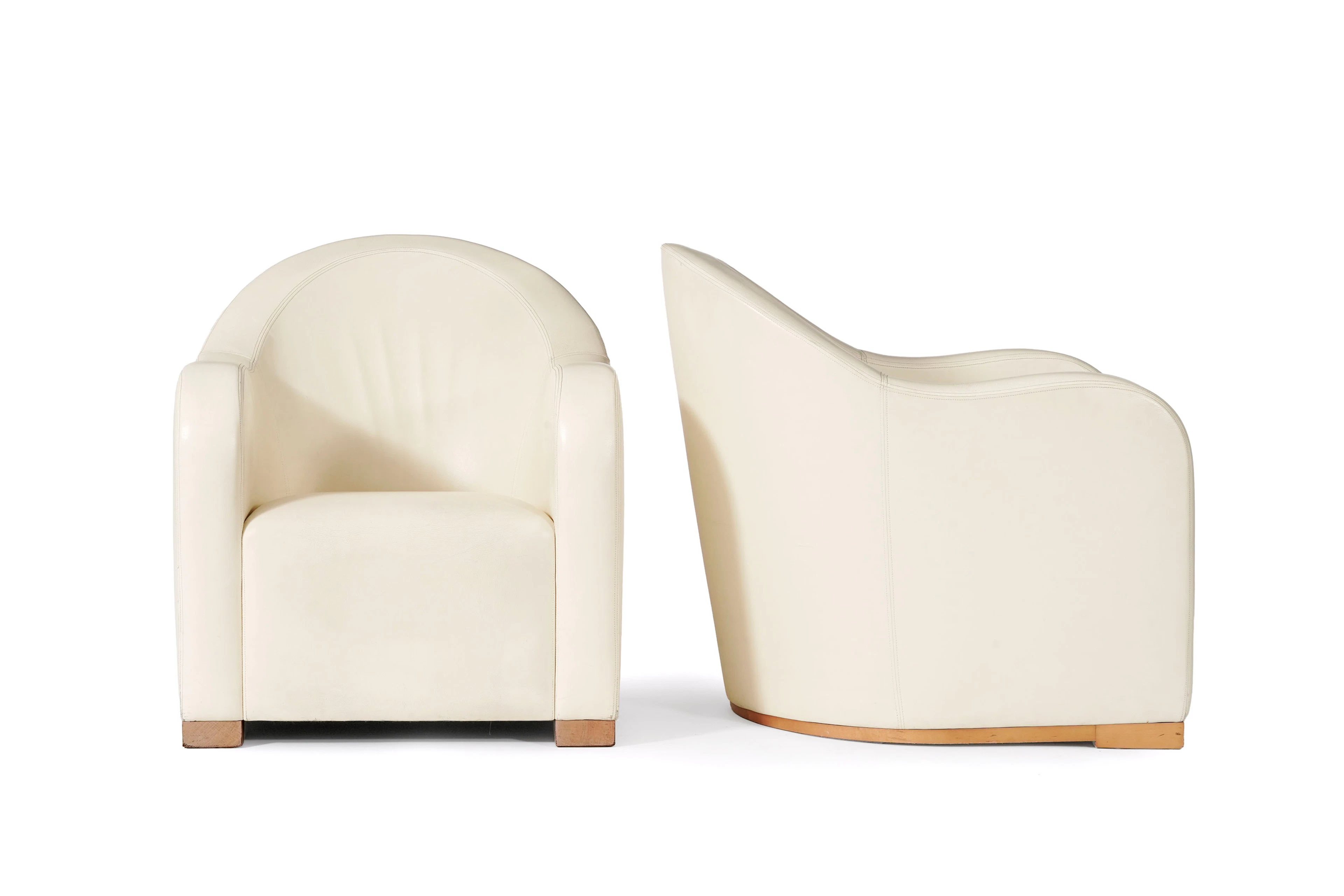 Paire de fauteuils par la maison Hugues Chevalier, garniture en cuir