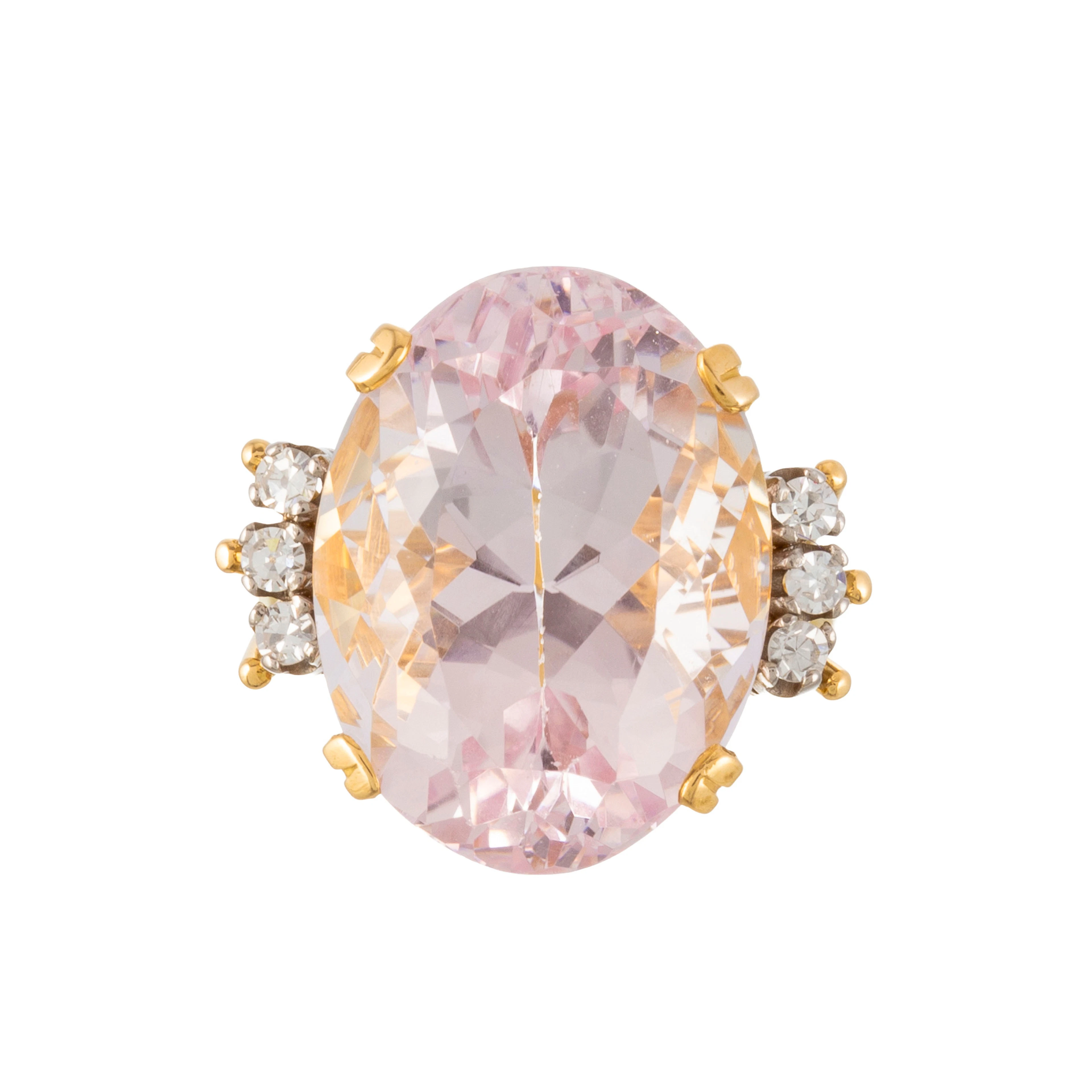 Bague 2 ors 750 sertie d'une morganite ovale épaulée de diamants taille