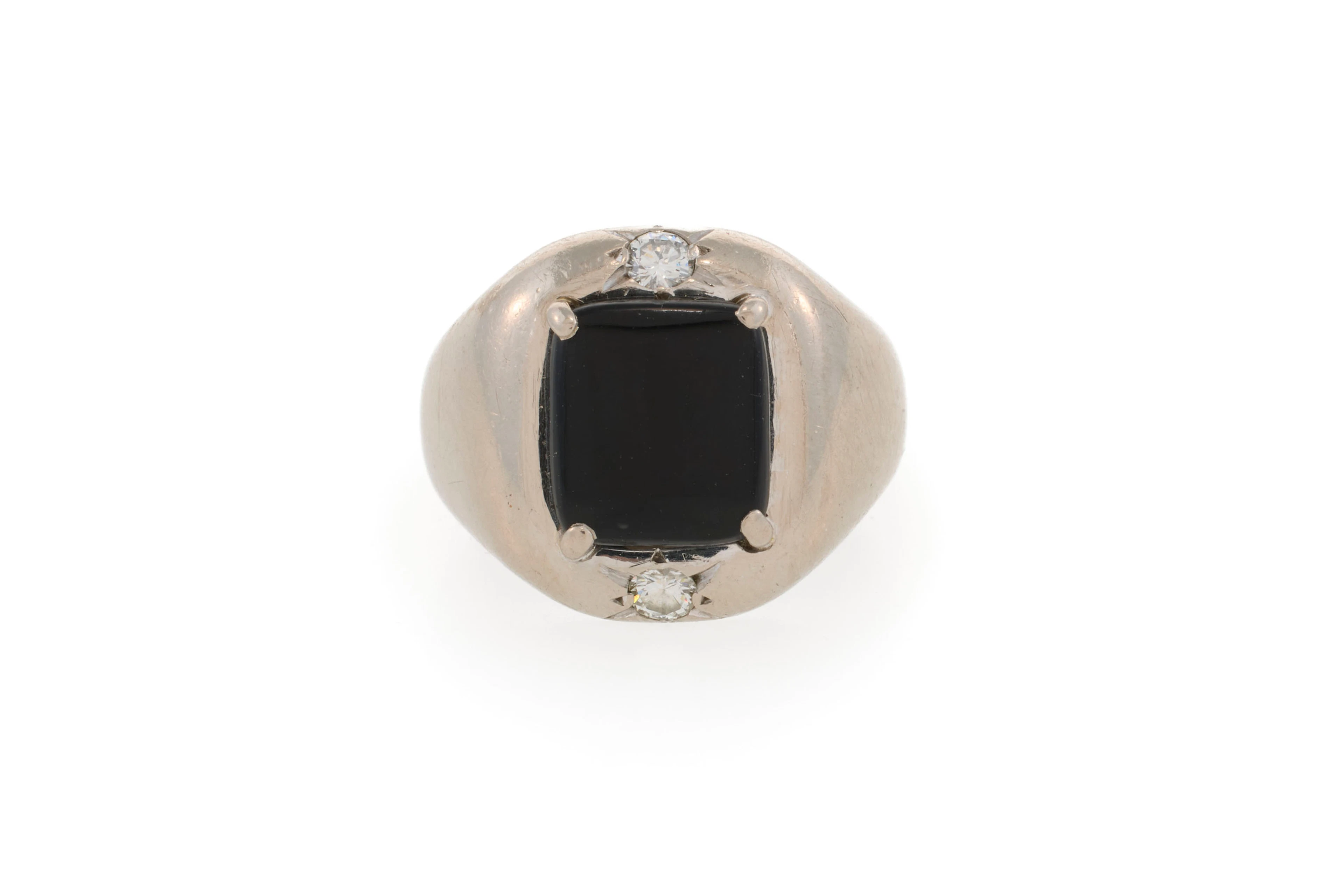 Bague or 750 sertie d'un élément rectangulaire en onyx épaulé de deux