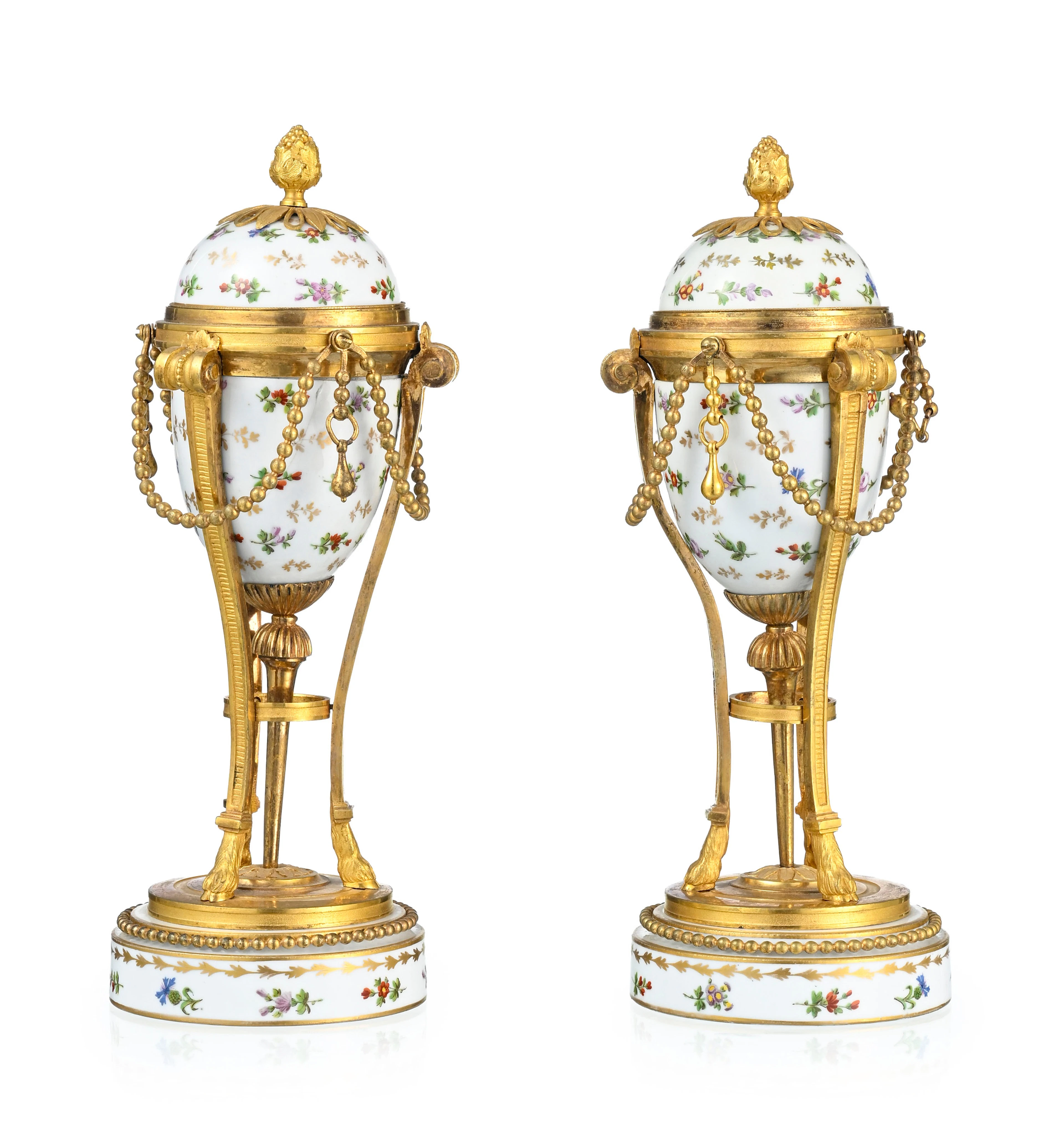 Paire de cassolettes d'époque Louis XVI, en porcelaine de la manufacture