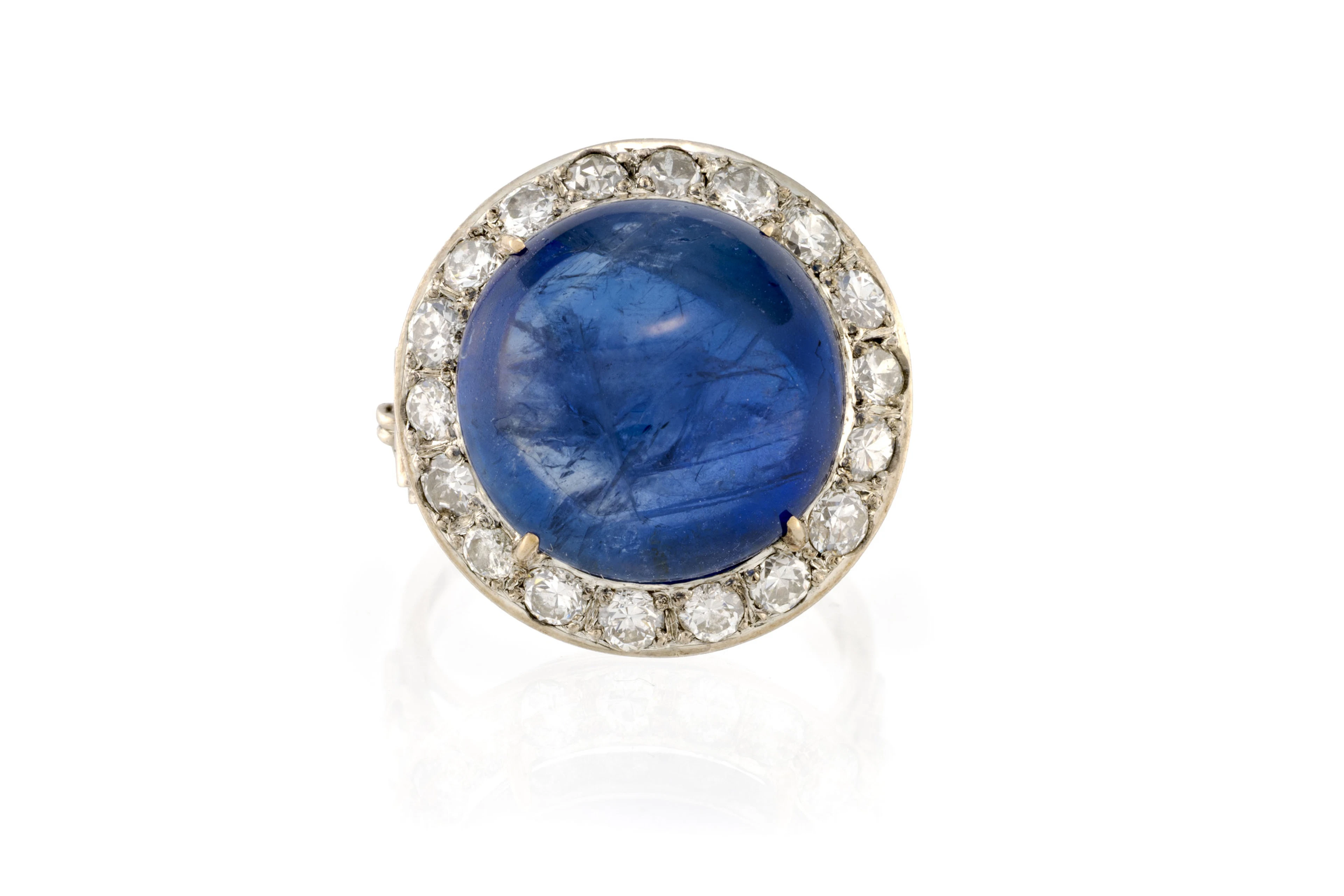 Bague en argent sertie d'un cabochon de saphir entouré de diamants
