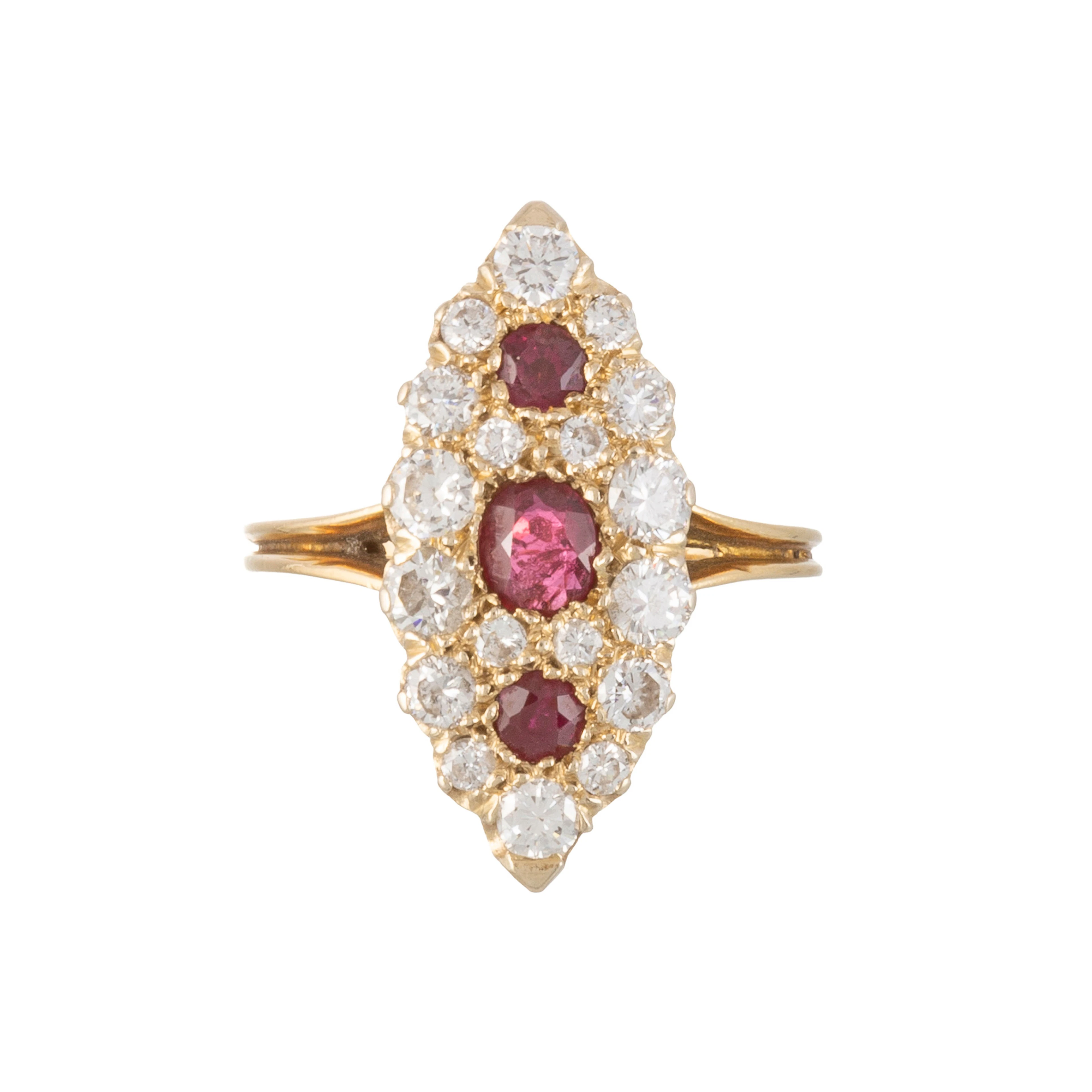 Bague marquise or 750 pavée de 3 rubis entourés de diamants taille