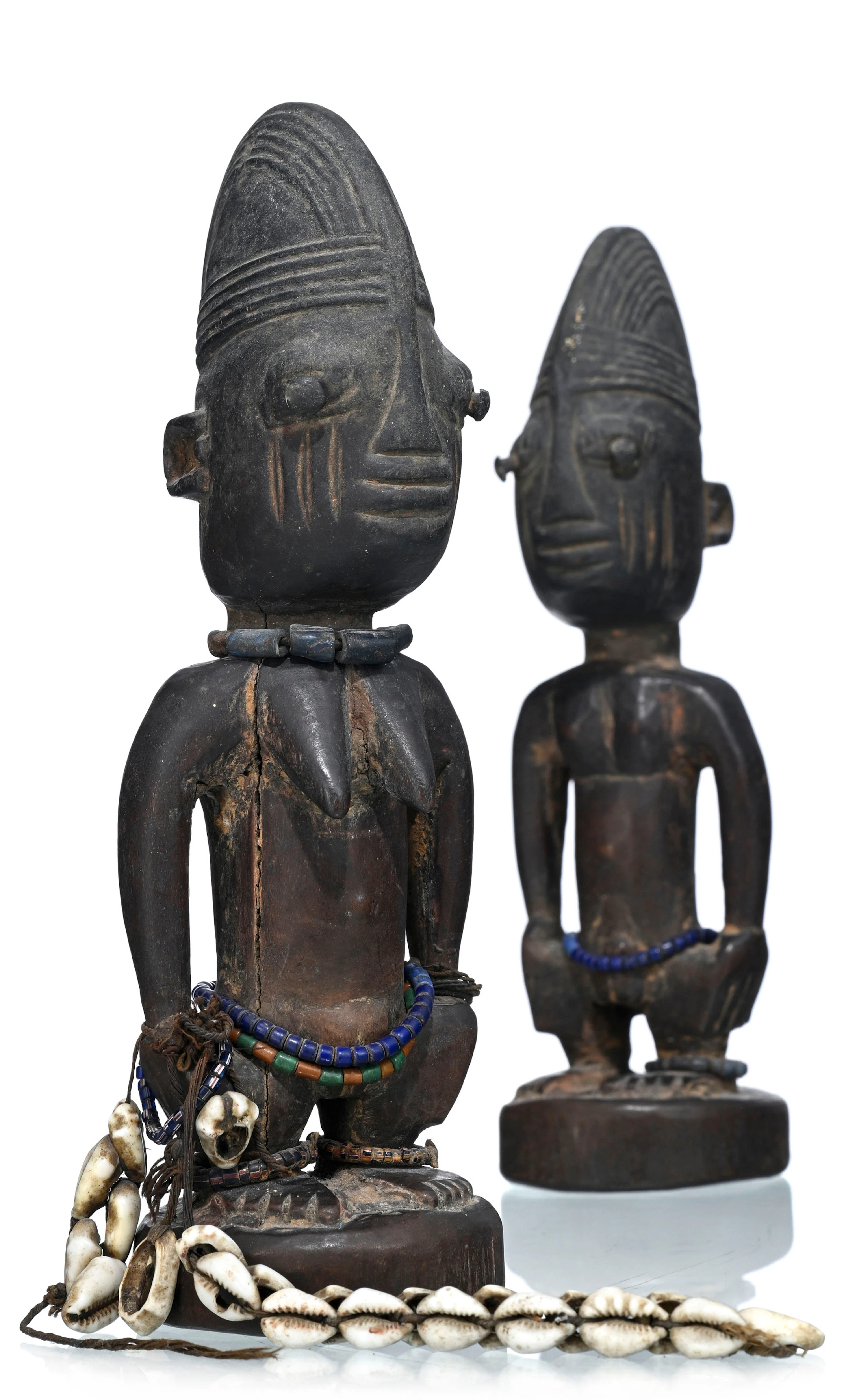Paire de statuettes Ibedji Yoruba, bois à patine brun foncé et croûteuse