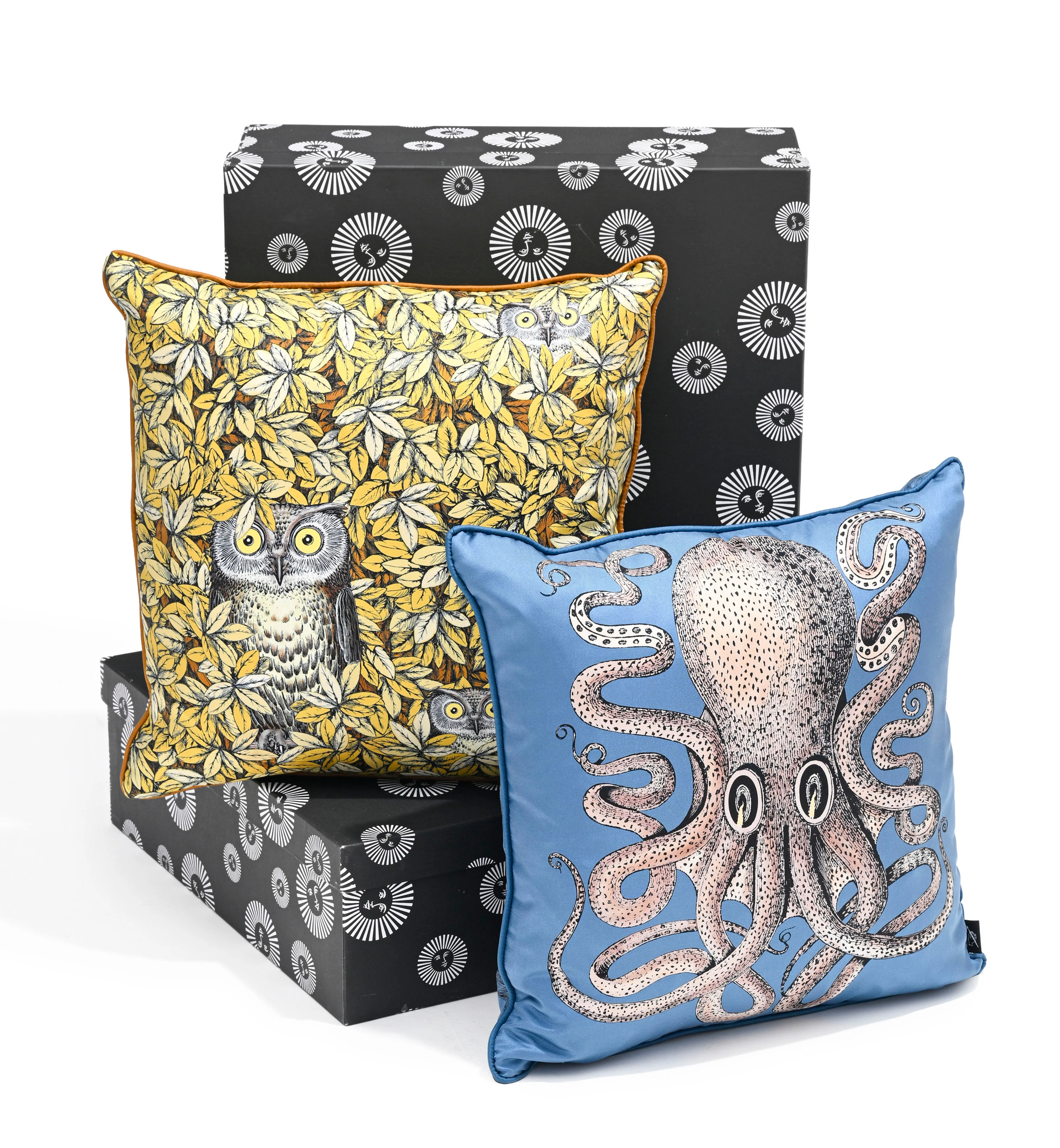 2 coussins Polipo et Civette, édition Fornasetti, XXIe s., en soierie