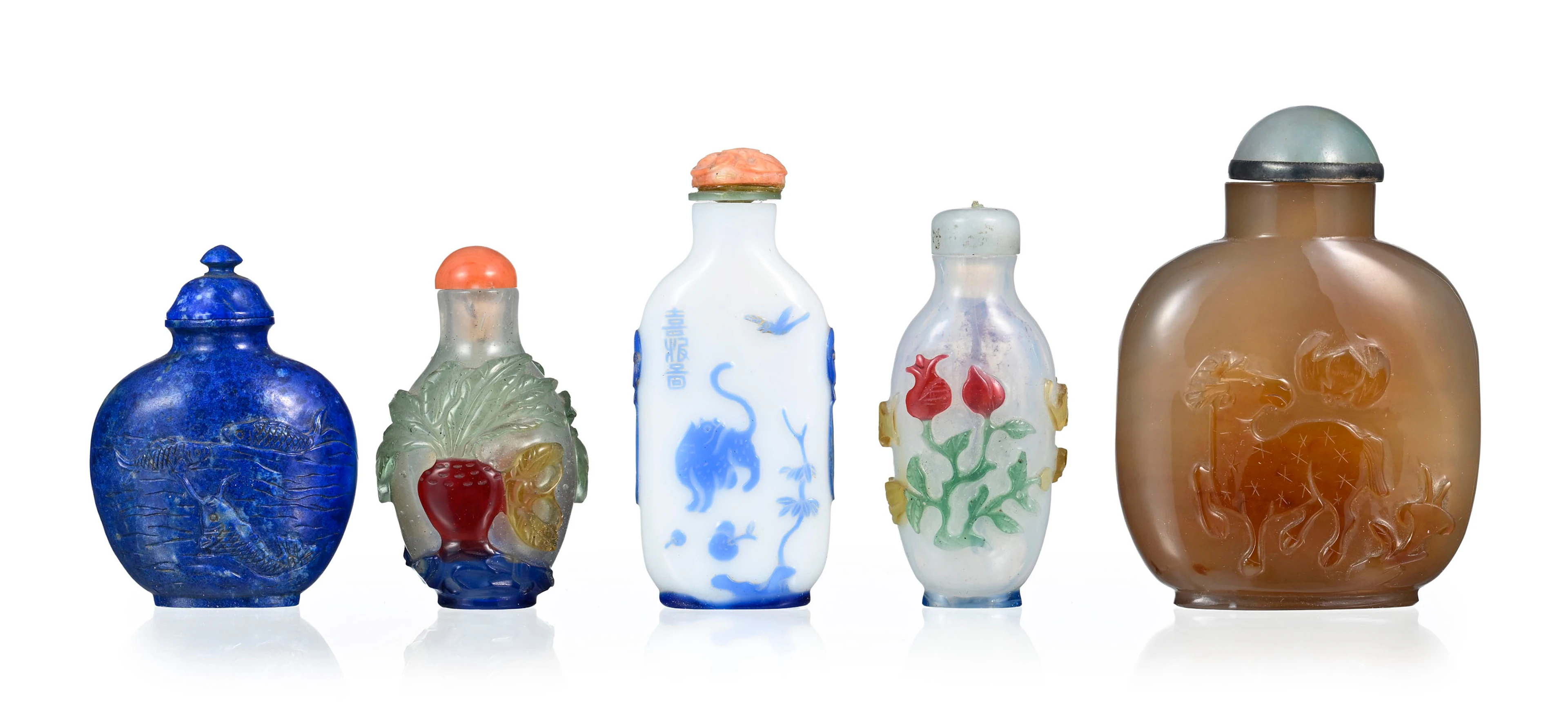 Ensemble de 5 flacons à priser en divers matériaux, Chine: 1 en agate