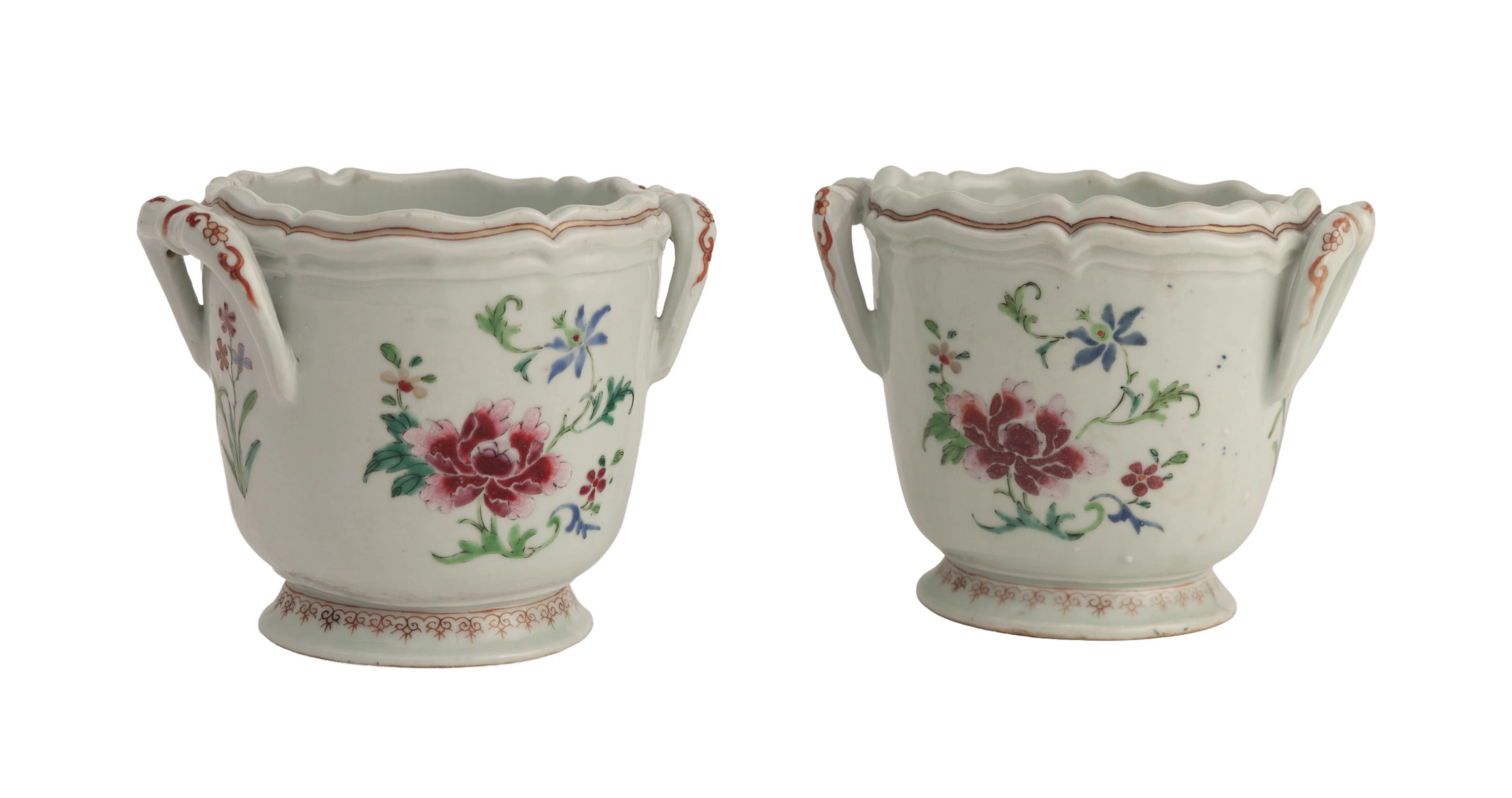 Paire de rafraîchissoirs polylobés en porcelaine famille rose, Chine