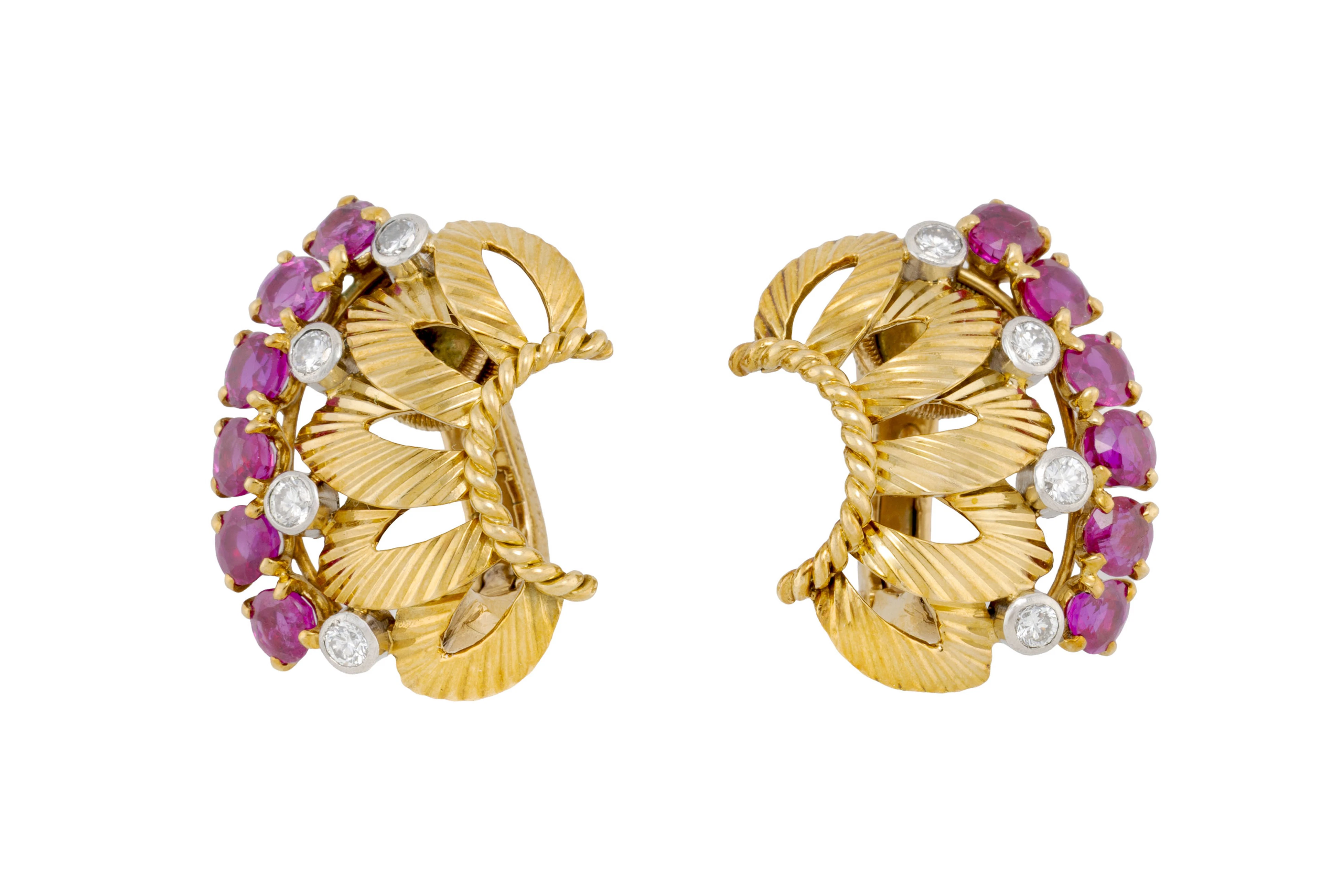 Cartier, paire de clips d'oreilles années 1940-50 en or 750 et platine