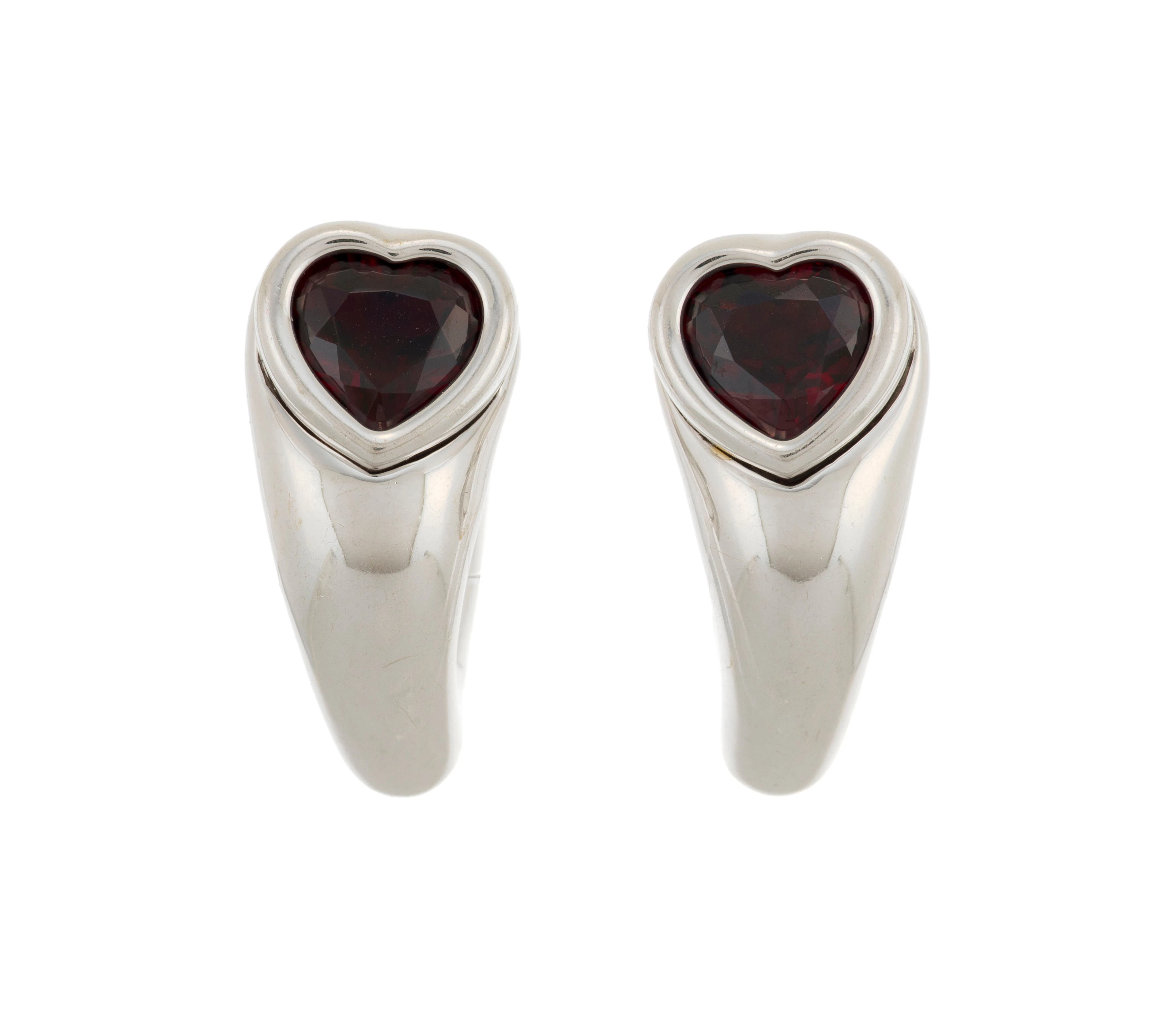 Piaget, paire de boucles d'oreilles or gris 750 serties de deux grenats