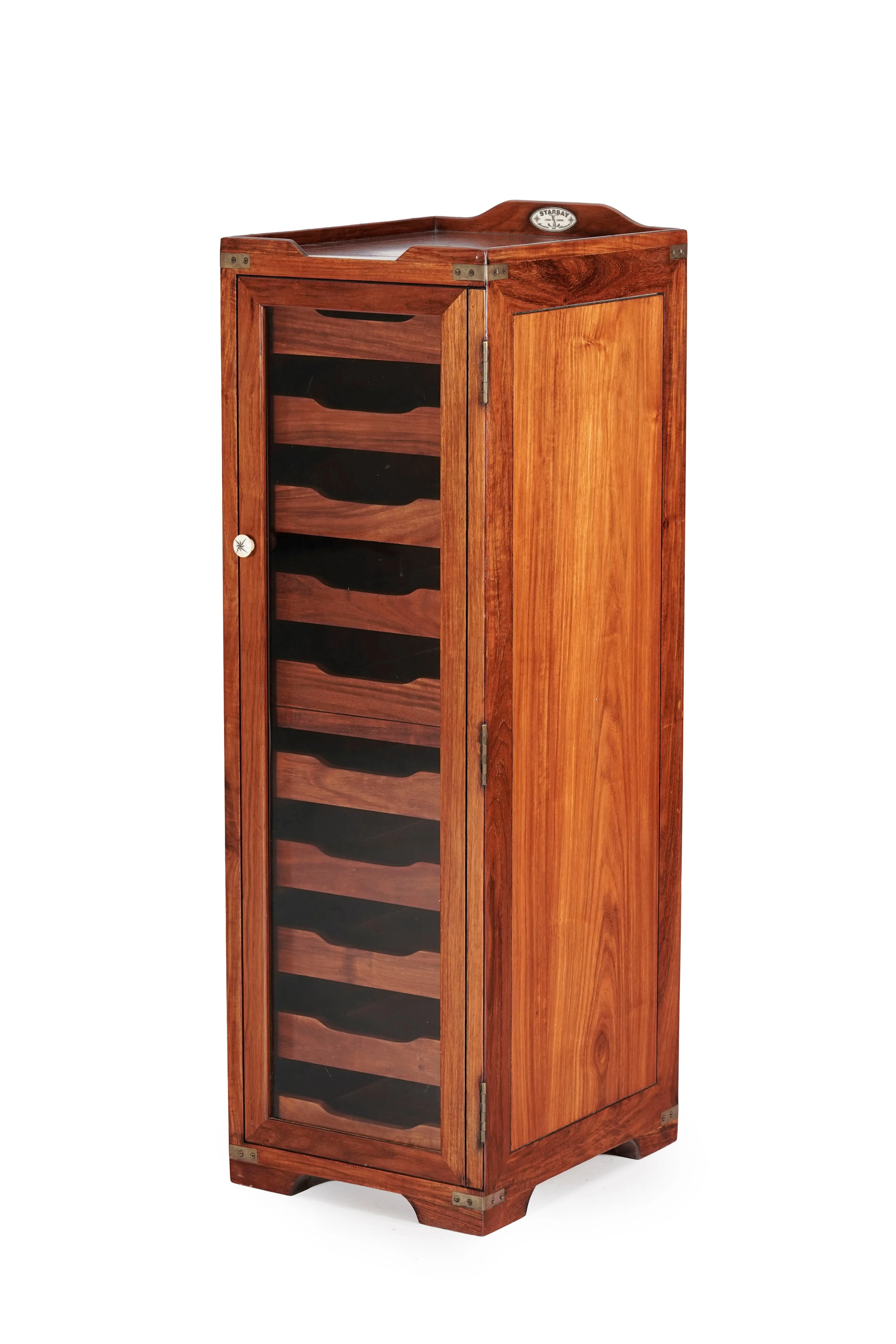 Meuble de rangement Mazarin par la maison Starbay, XXe s., en bois