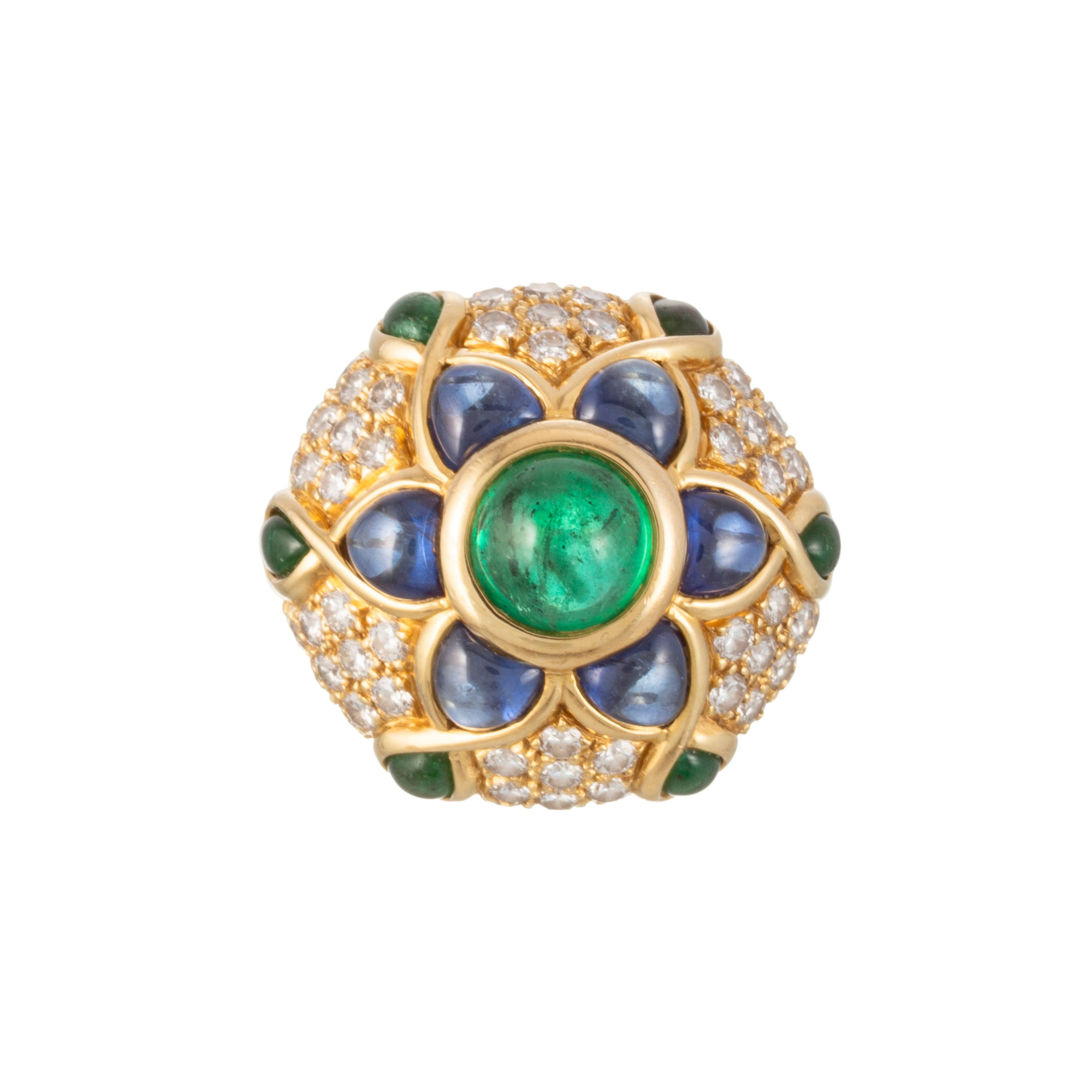 Bague or 750 sertie de cabochons de saphirs et d'émeraudes rehaussés