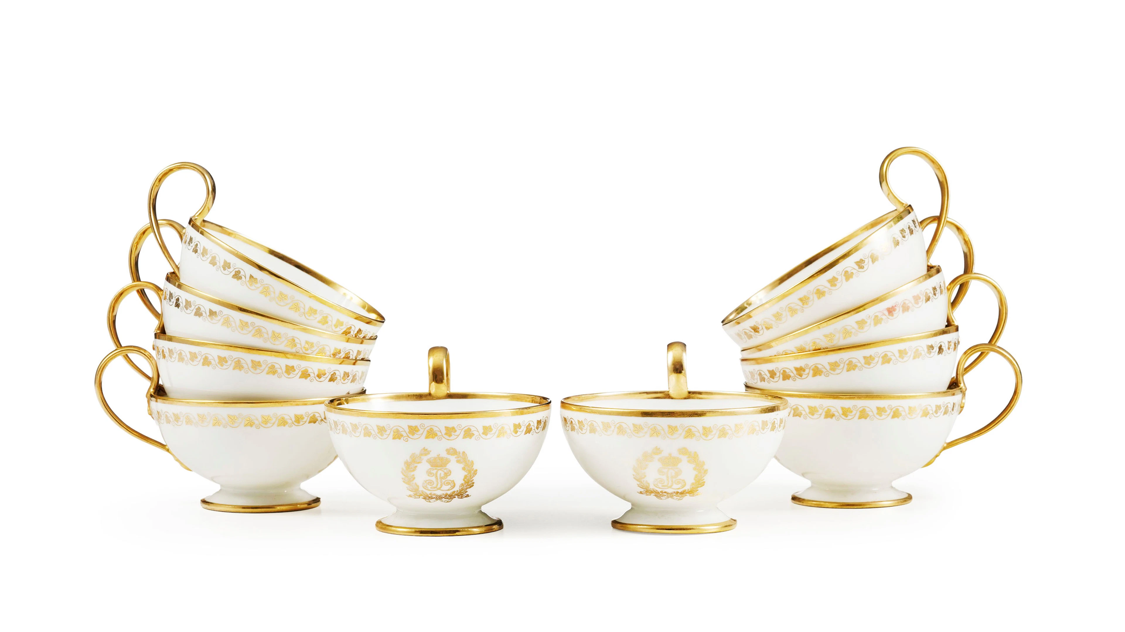 Suite de 10 tasses à thé en porcelaine de Sèvres du service du Roi