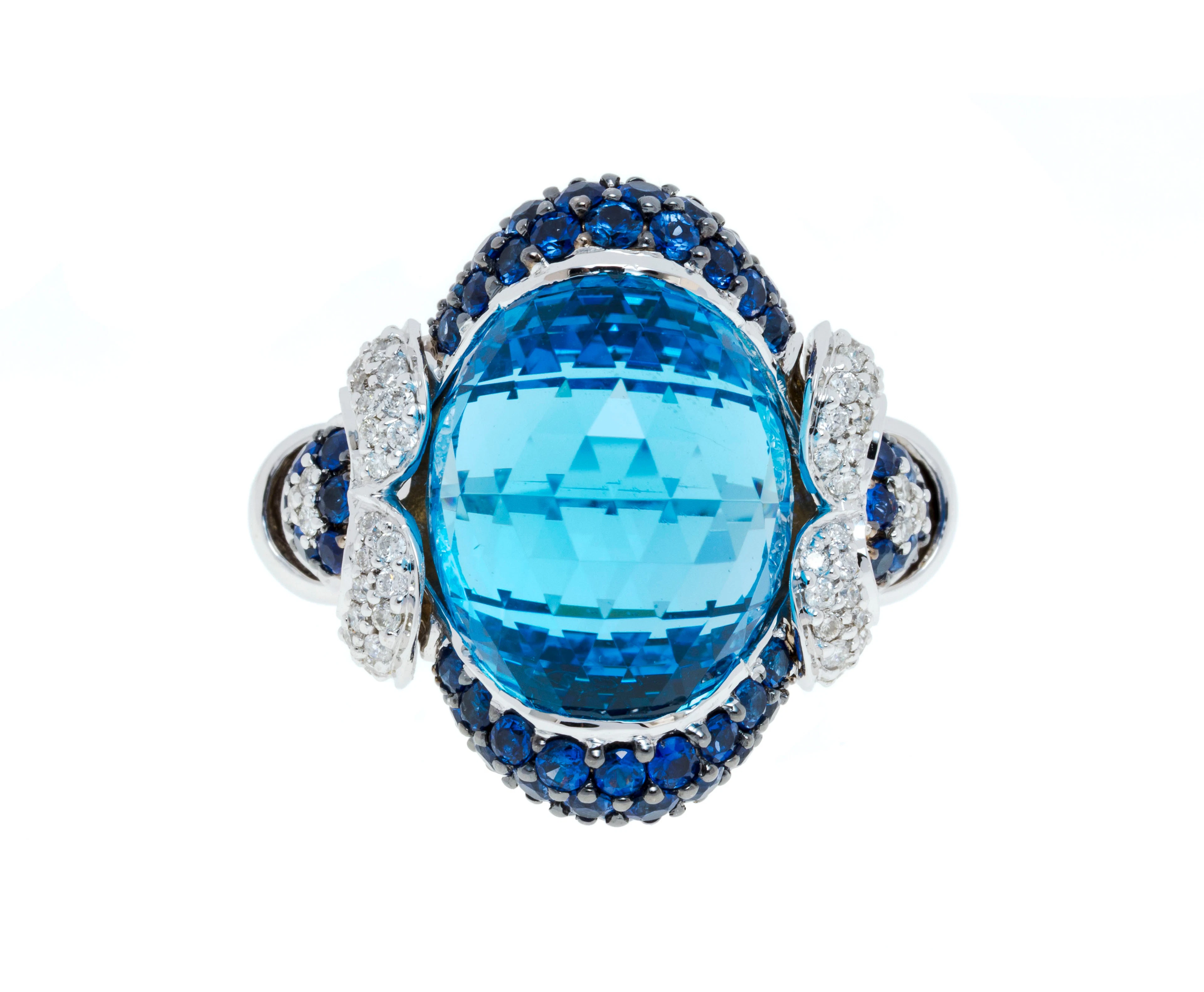 Bague or gris 750 sertie d'une topaze facettée entourée de saphirs