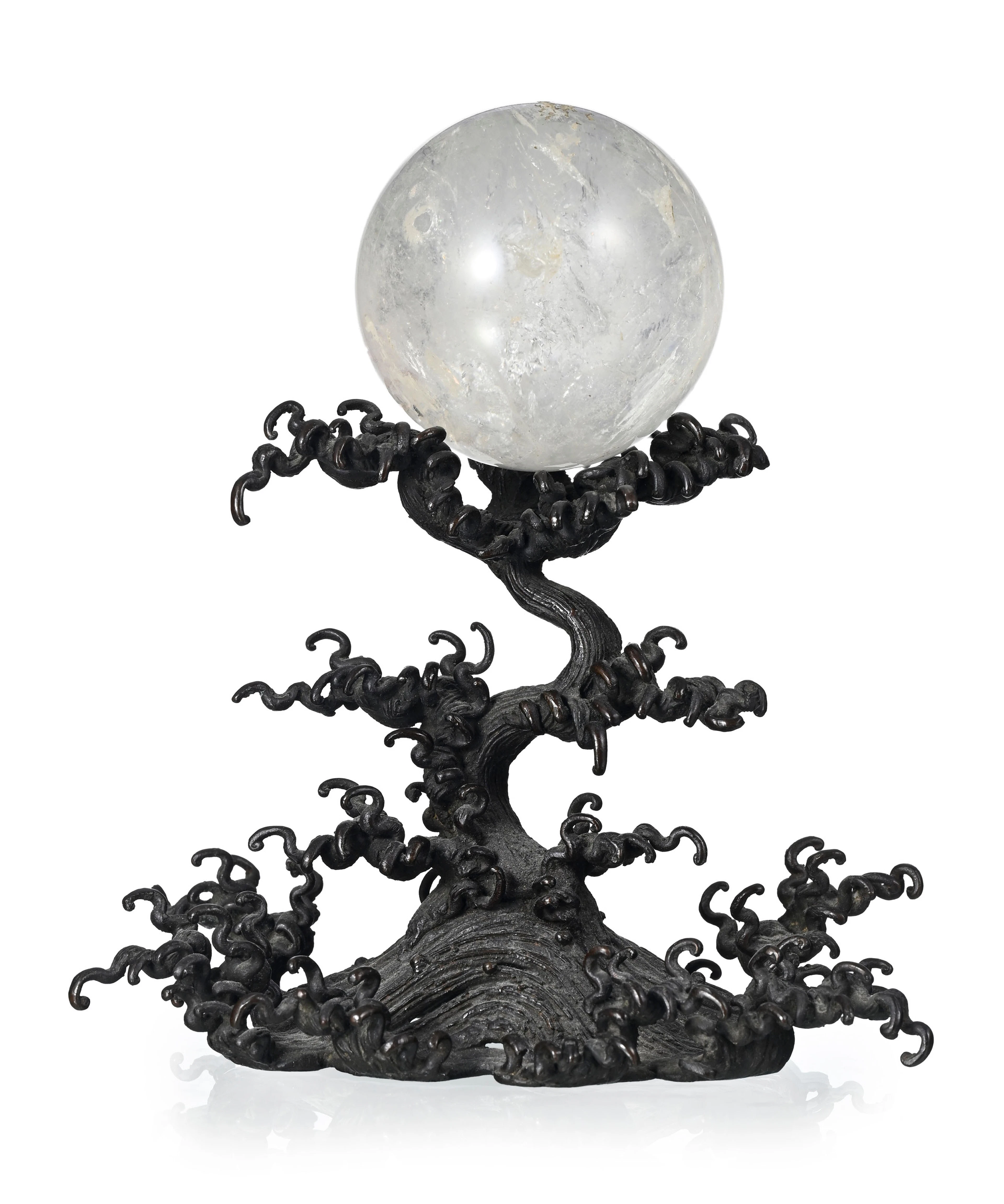 Sphère sur flots agités, okimono en cristal de roche et bronze, Japon