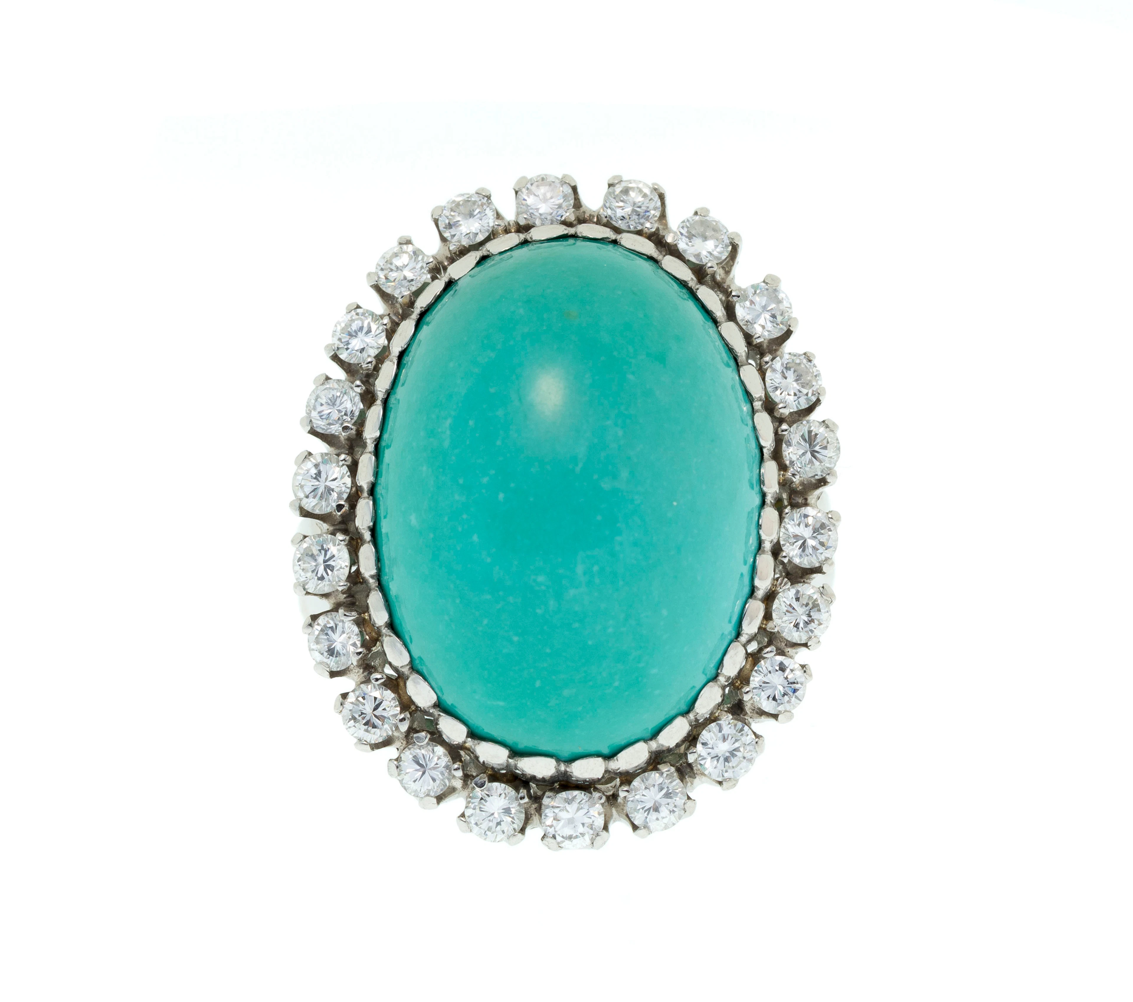 Bague en platine sertie d'une turquoise entourée de diamants taille