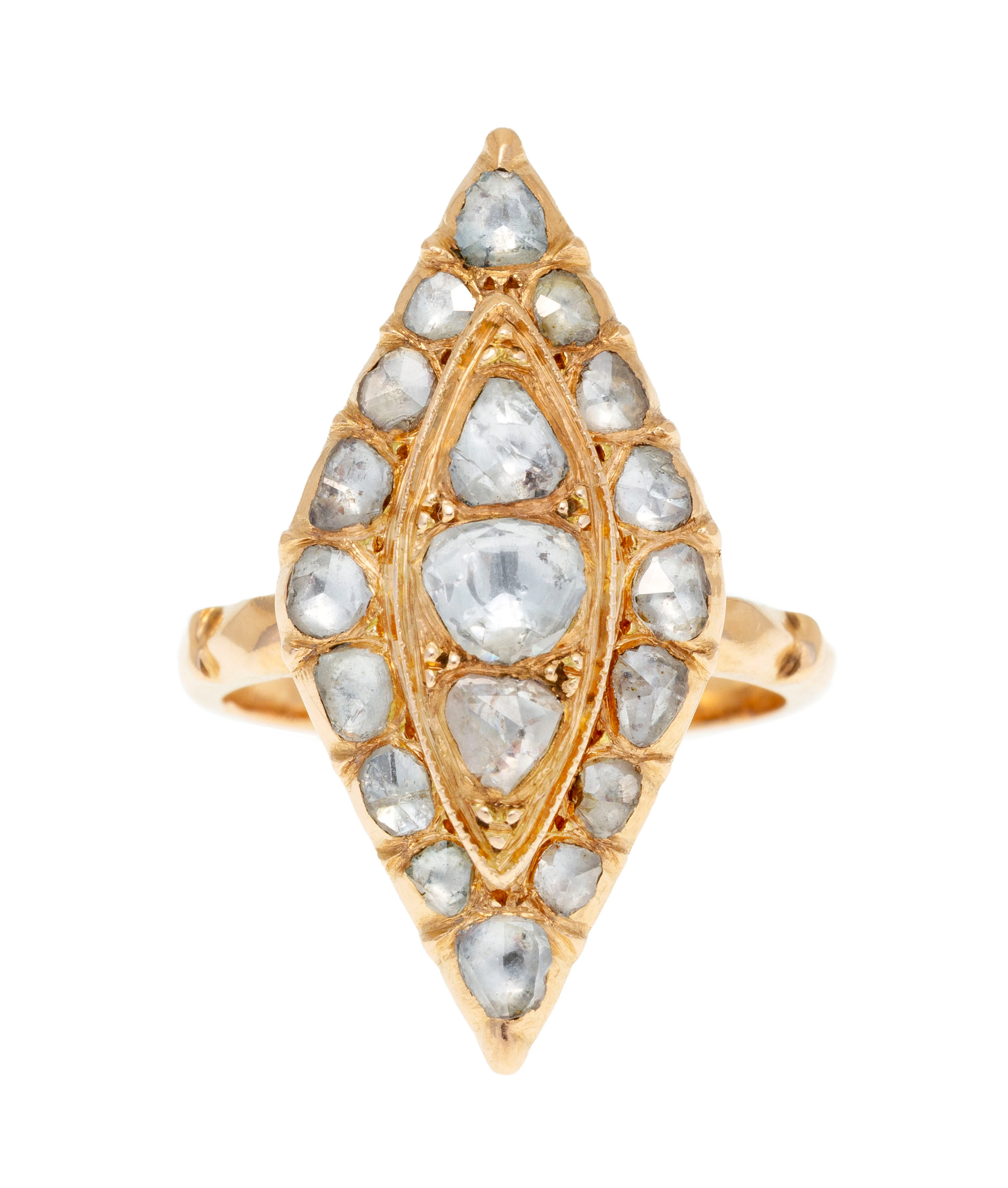 Bague marquise en or 375 sertie foilback de diamants taille rose
