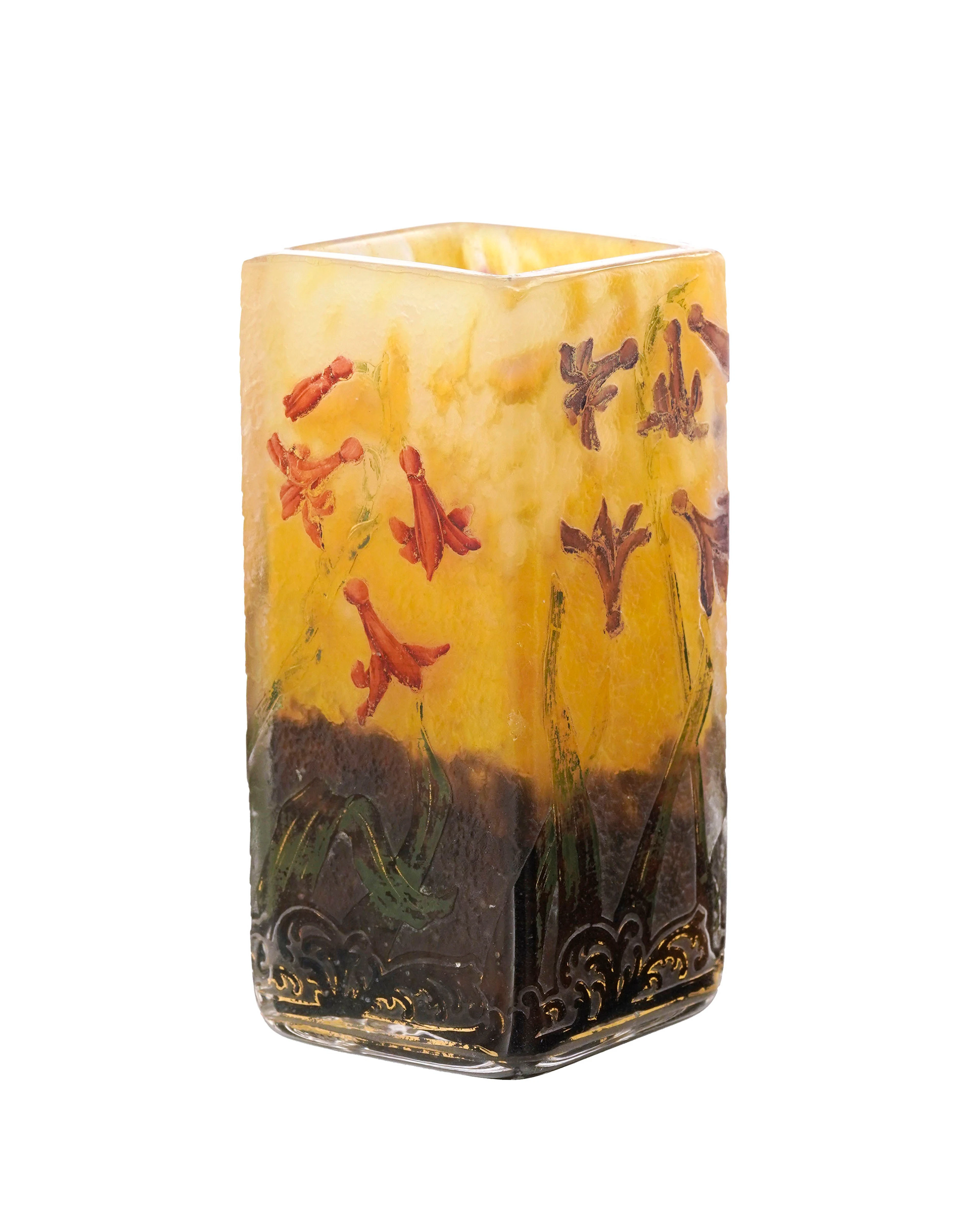 Vase en verre multicouche signé Daum Nancy, à décor dégagé à l'acide