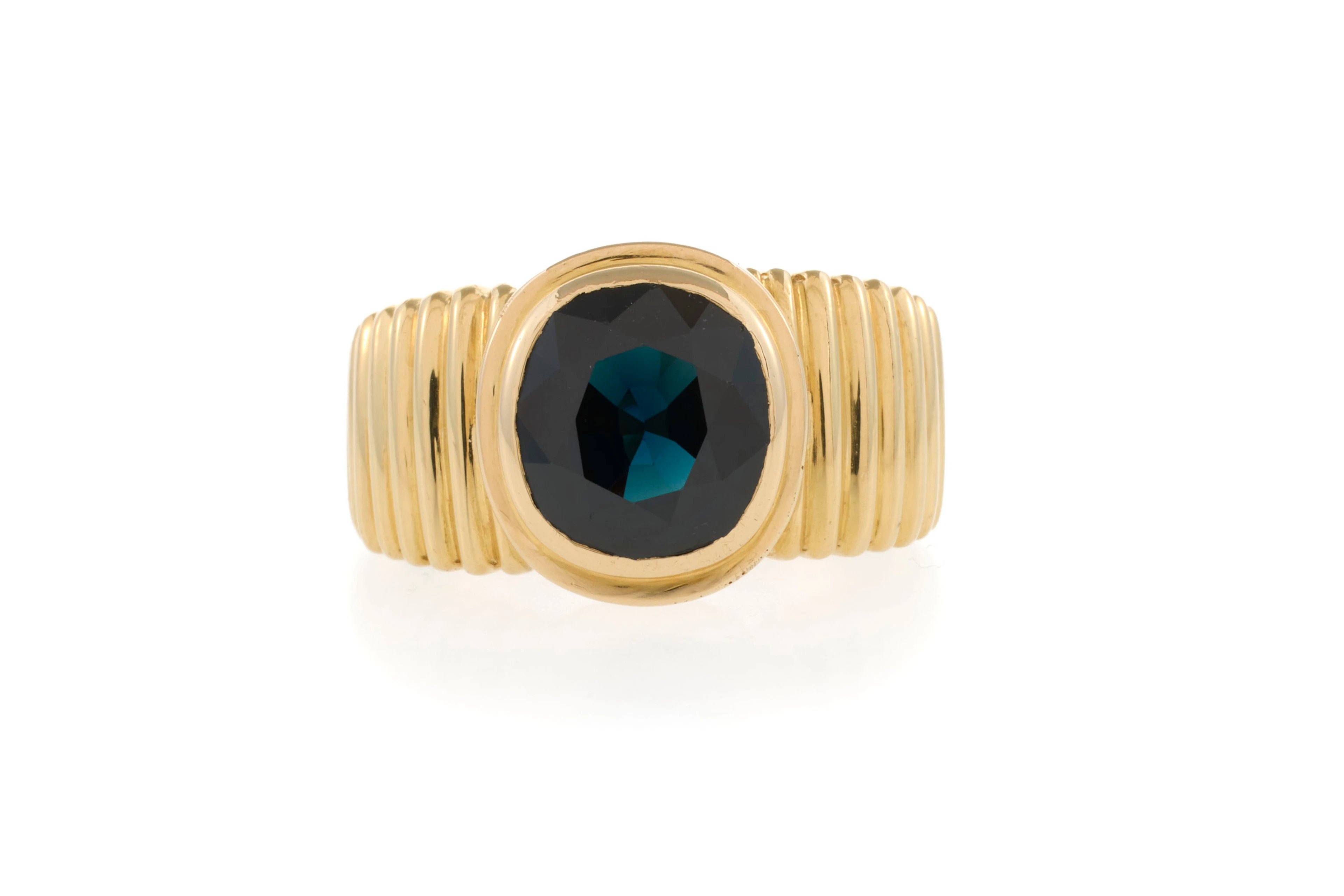 Bague or 750 godronné sertie d'un saphir bleu-vert foncé taille coussin