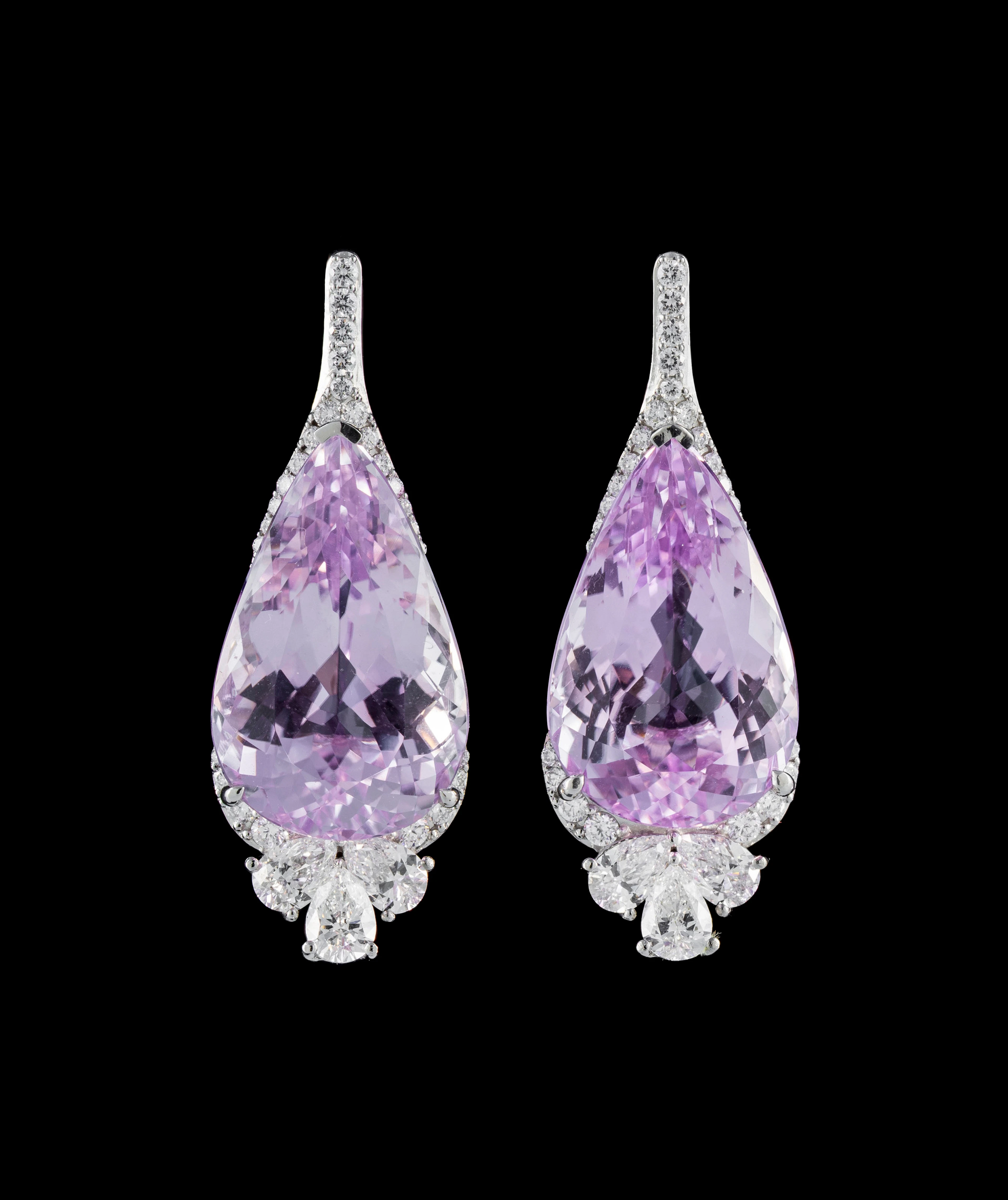 Paire de pendants d'oreilles en platine sertis de deux gouttes de