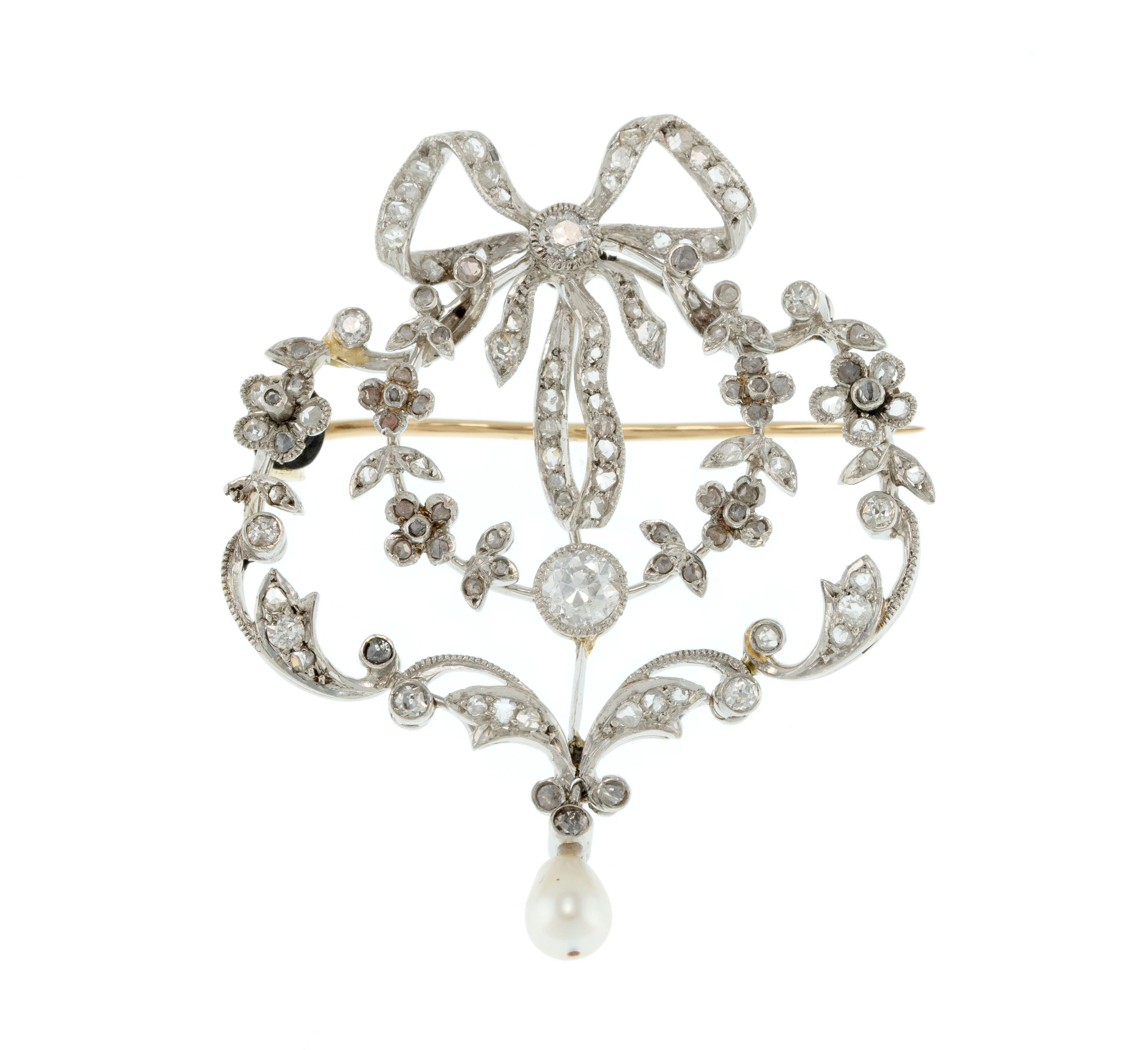 Broche Belle Époque en platine et or gris 750 à décor de guirlandes