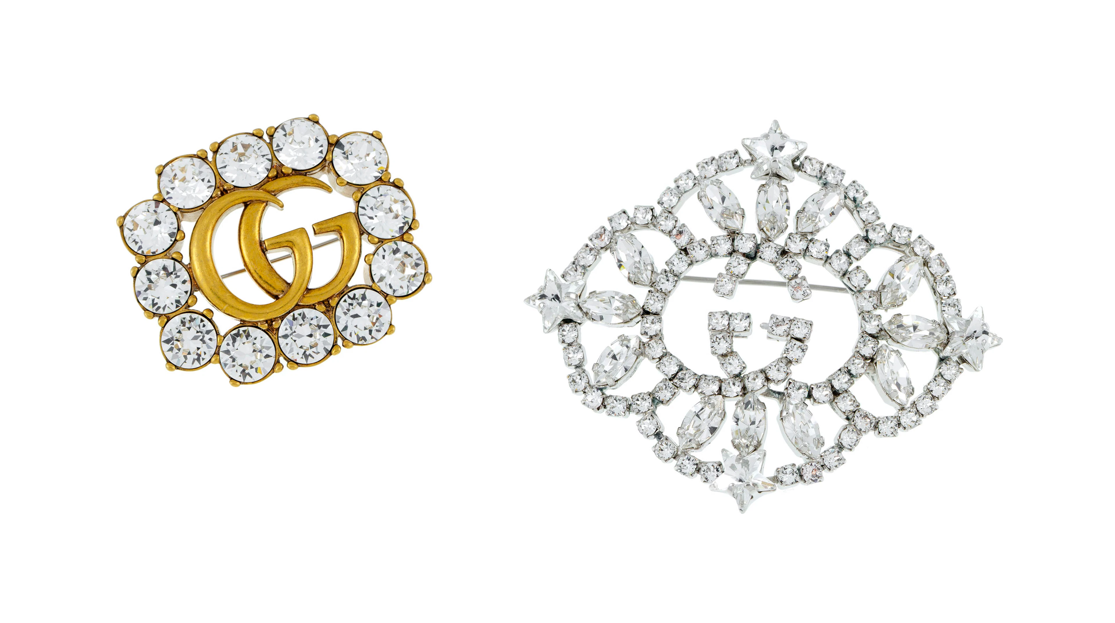 Gucci, 2 broches GG en métal à motif ajouré et serti de strass, pochettes