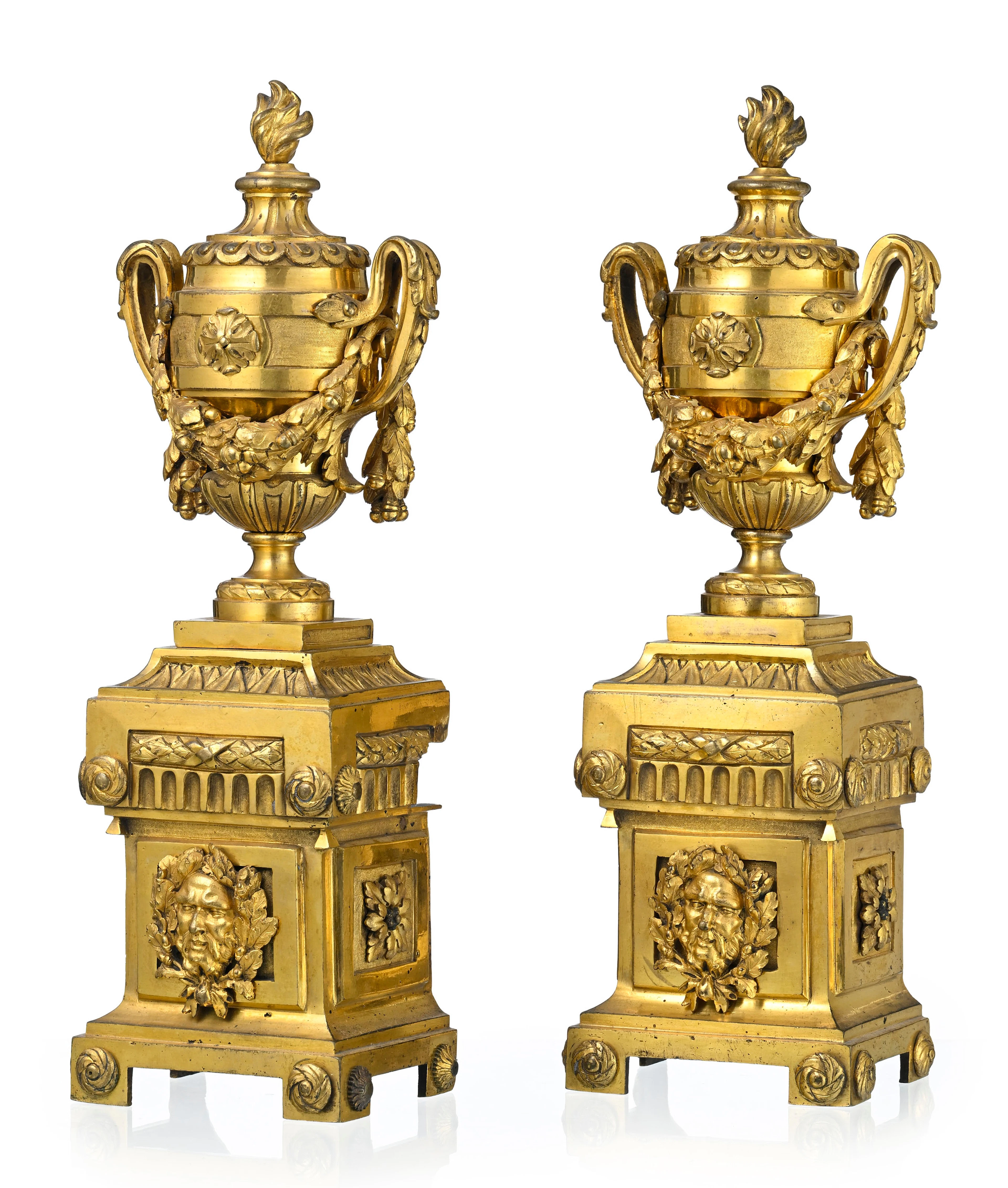 Paire de chenets d'époque Louis XVI, en bronze doré, à décor d'un