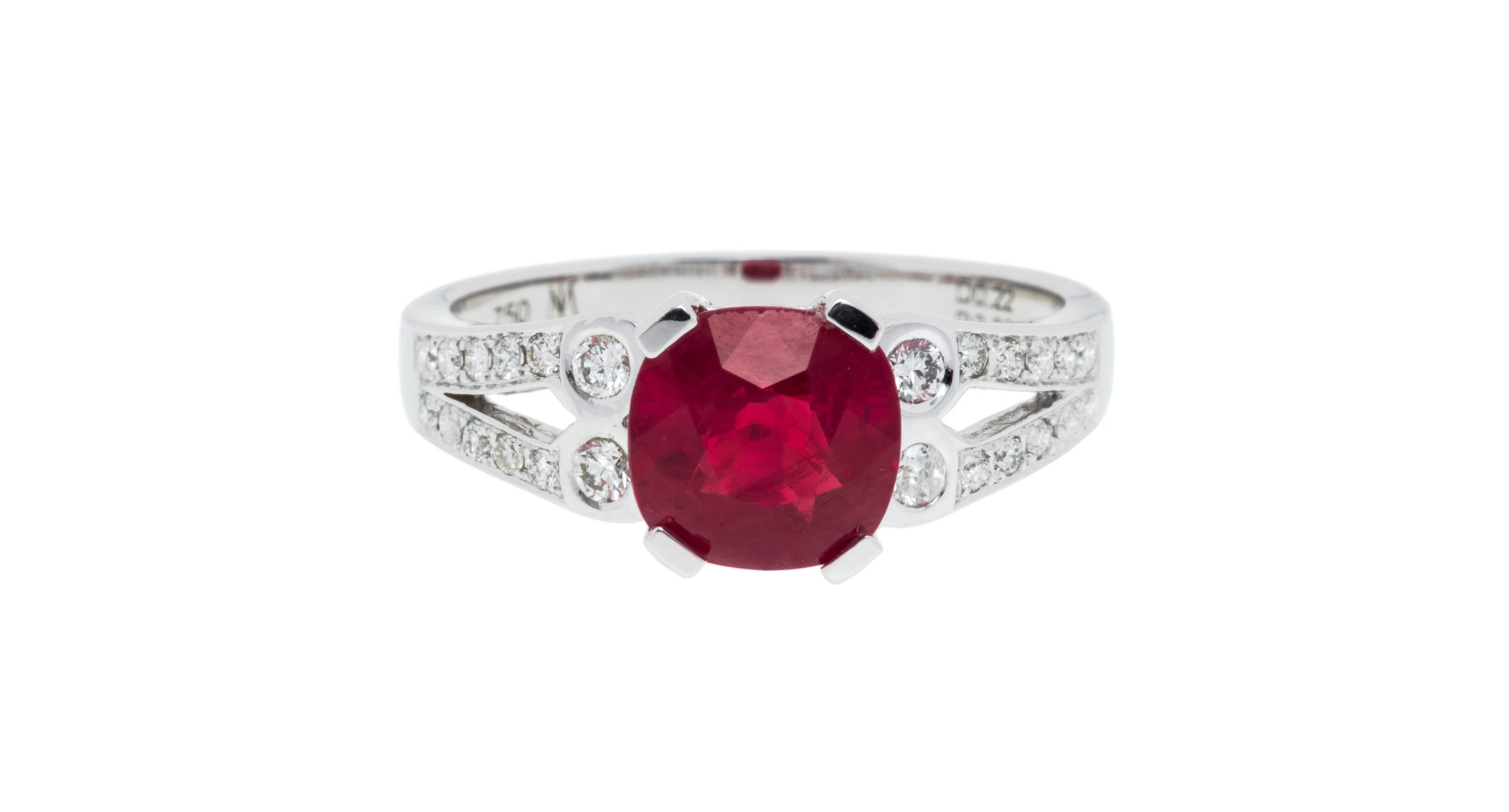 Bague or gris 750 sertie d'un rubis birman taille coussin de 2.002