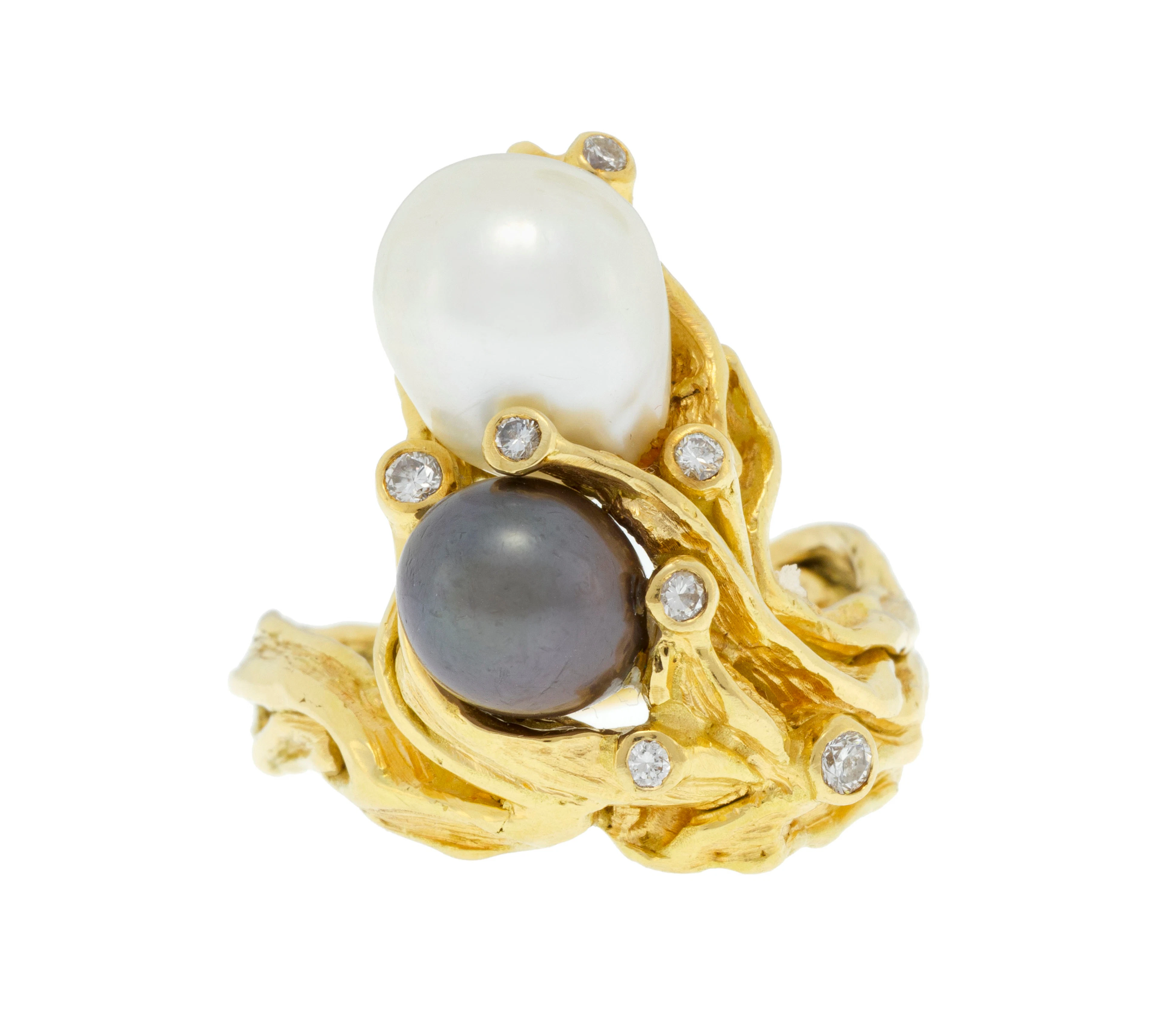 Gilbert Albert, bague or froissé 750 enserrant des perles de culture
