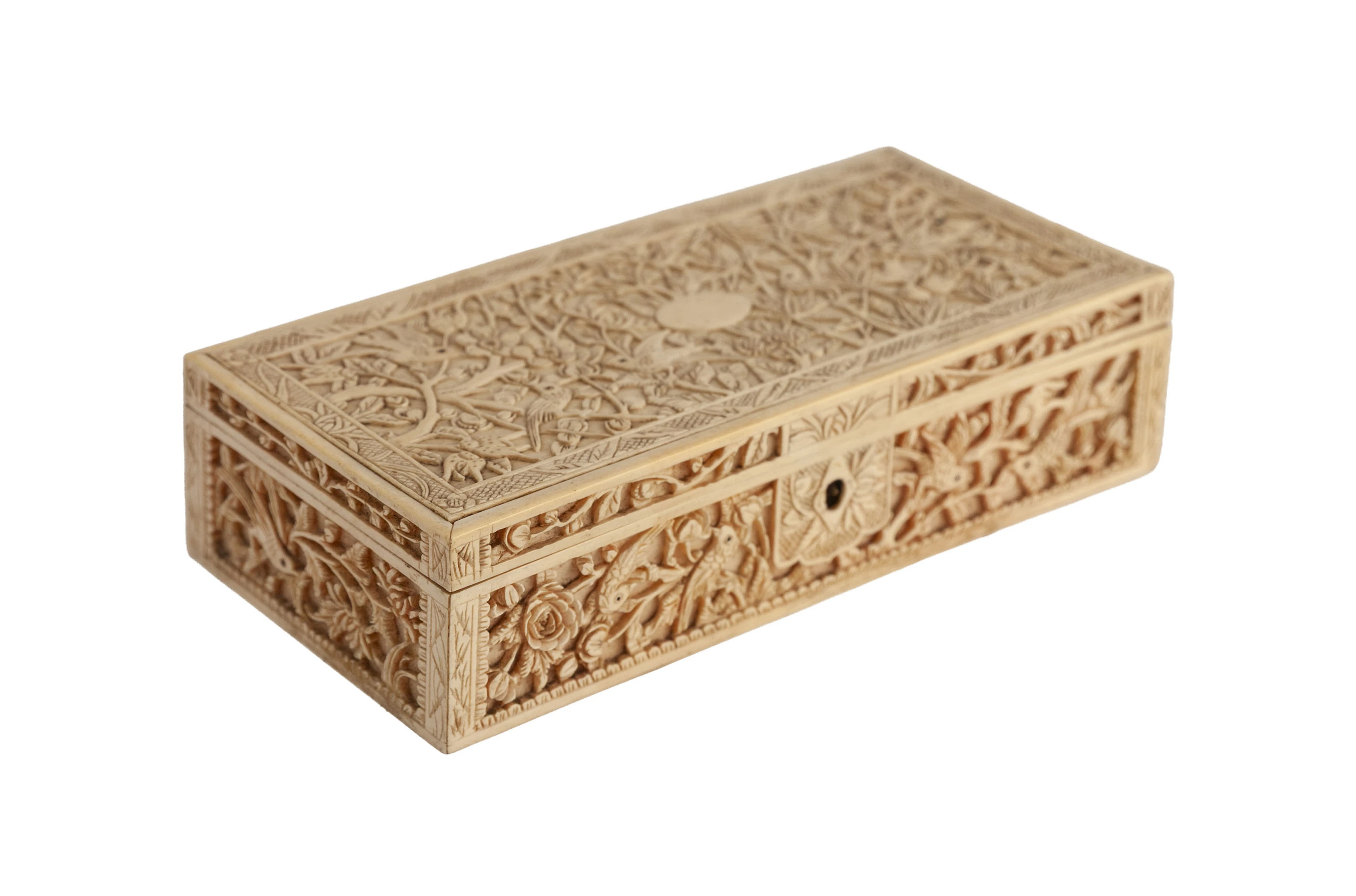 Boîte rectangulaire en ivoire, Chine, Canton, XIXe s., décor de fleurs