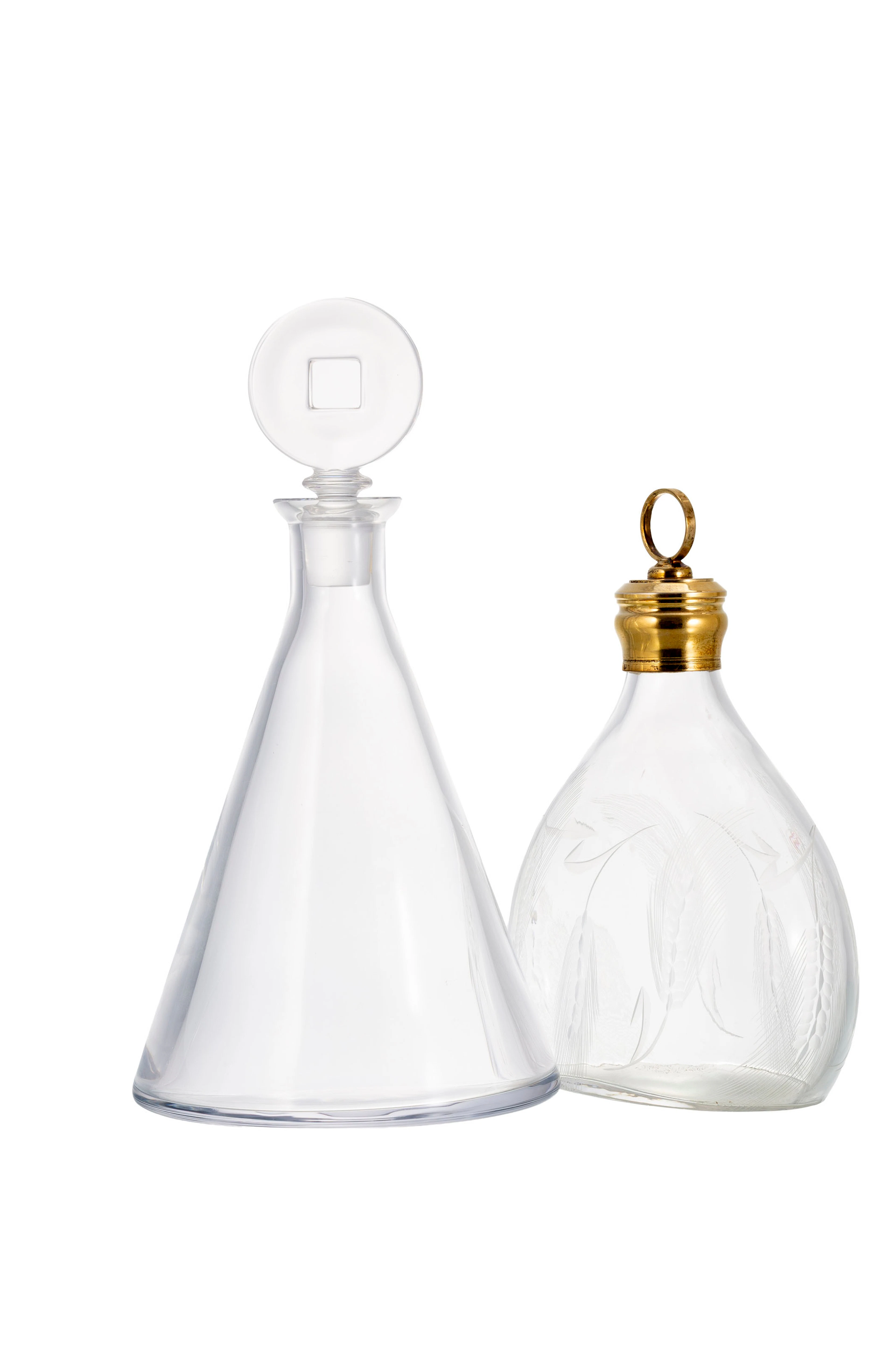 Ensemble de 2 carafes en verre et cristal, 1 cachet Sèvres et l'autre