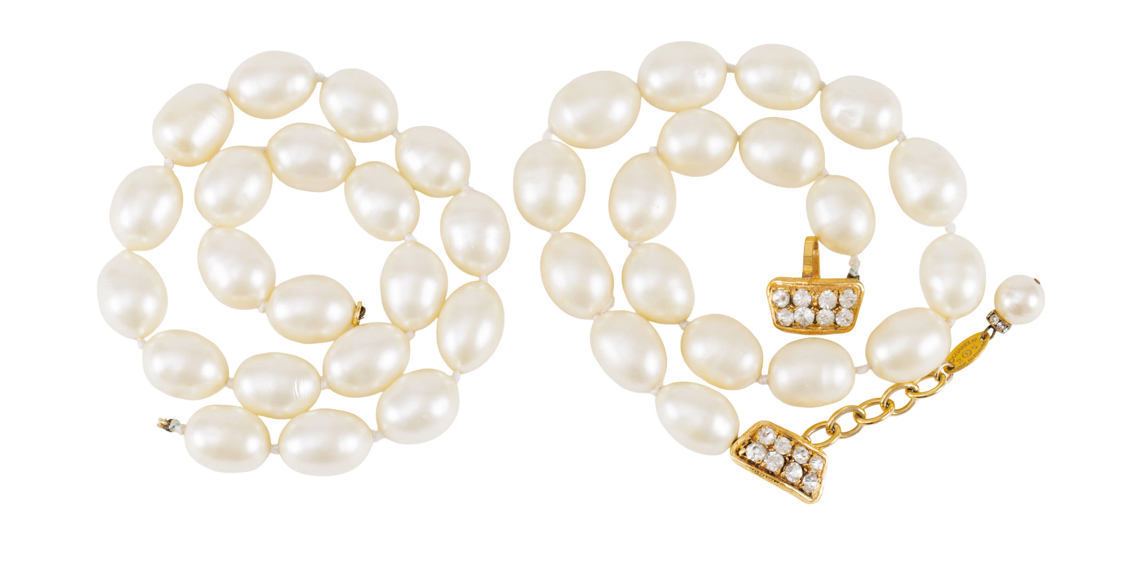 Chanel, collier tour du cou à deux rangs en simili perles et fermoir