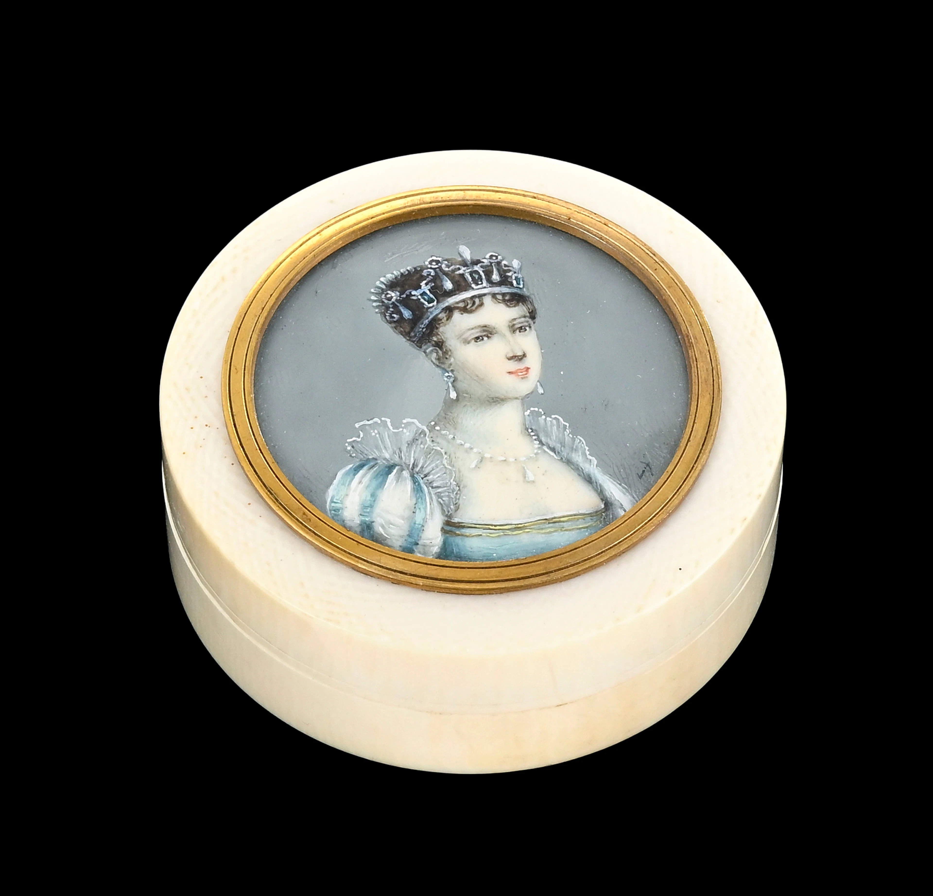 Boîte ronde en écaille, couvercle centré d'un portrait en miniature