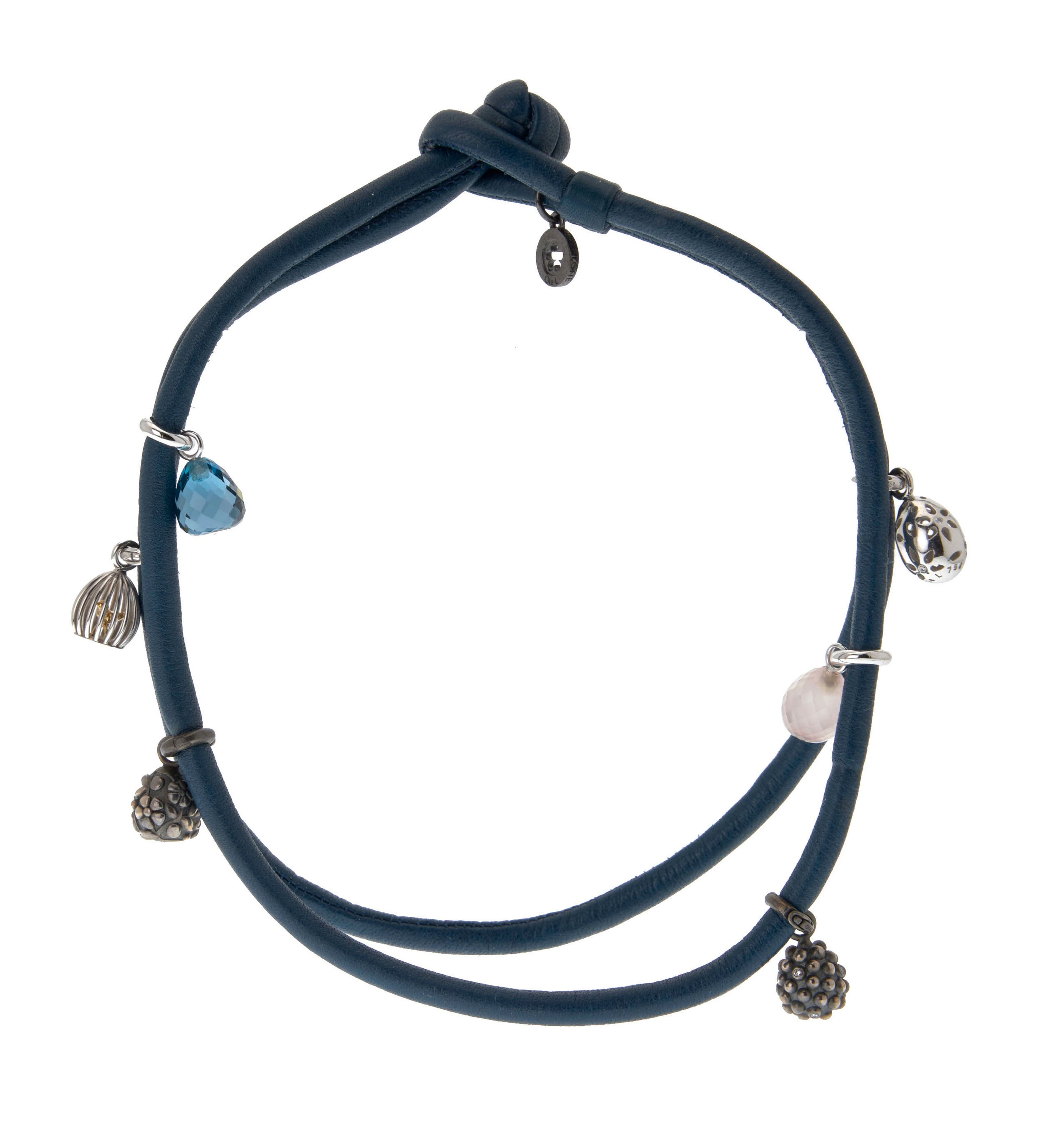 Ole Lynggaard, collier en cuir bleu retenant des charms en or gris