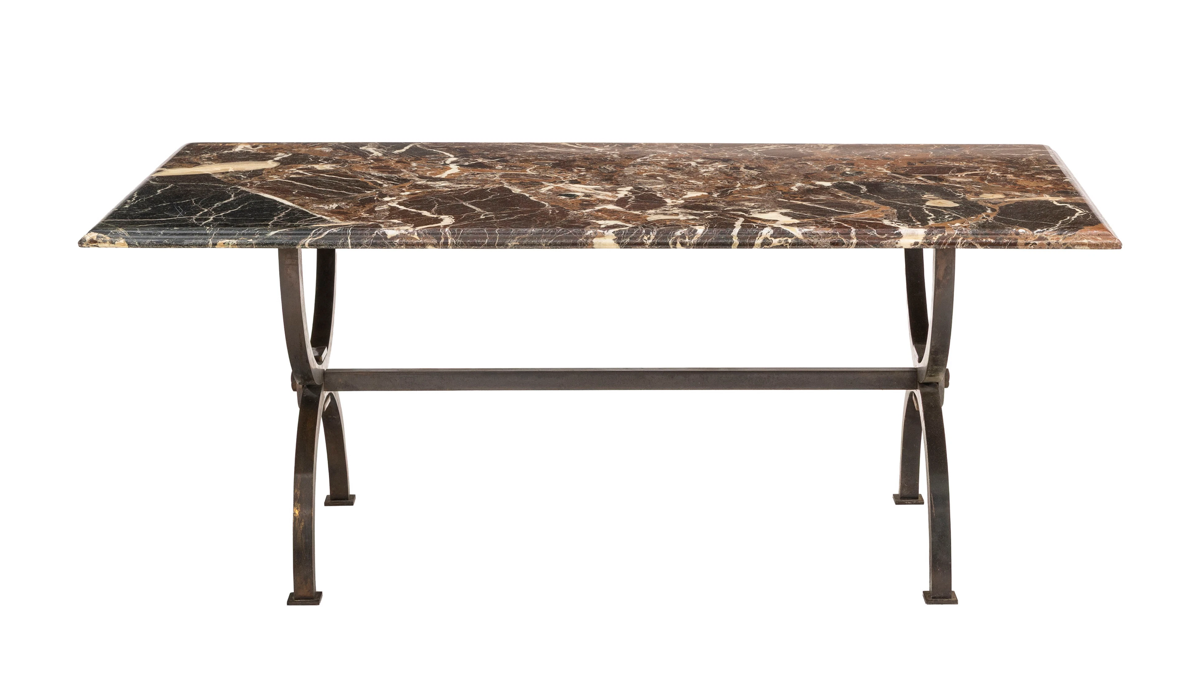 Table basse, XXe s., piètement en acier patiné, plateau en marbre, 49x121x65 cm