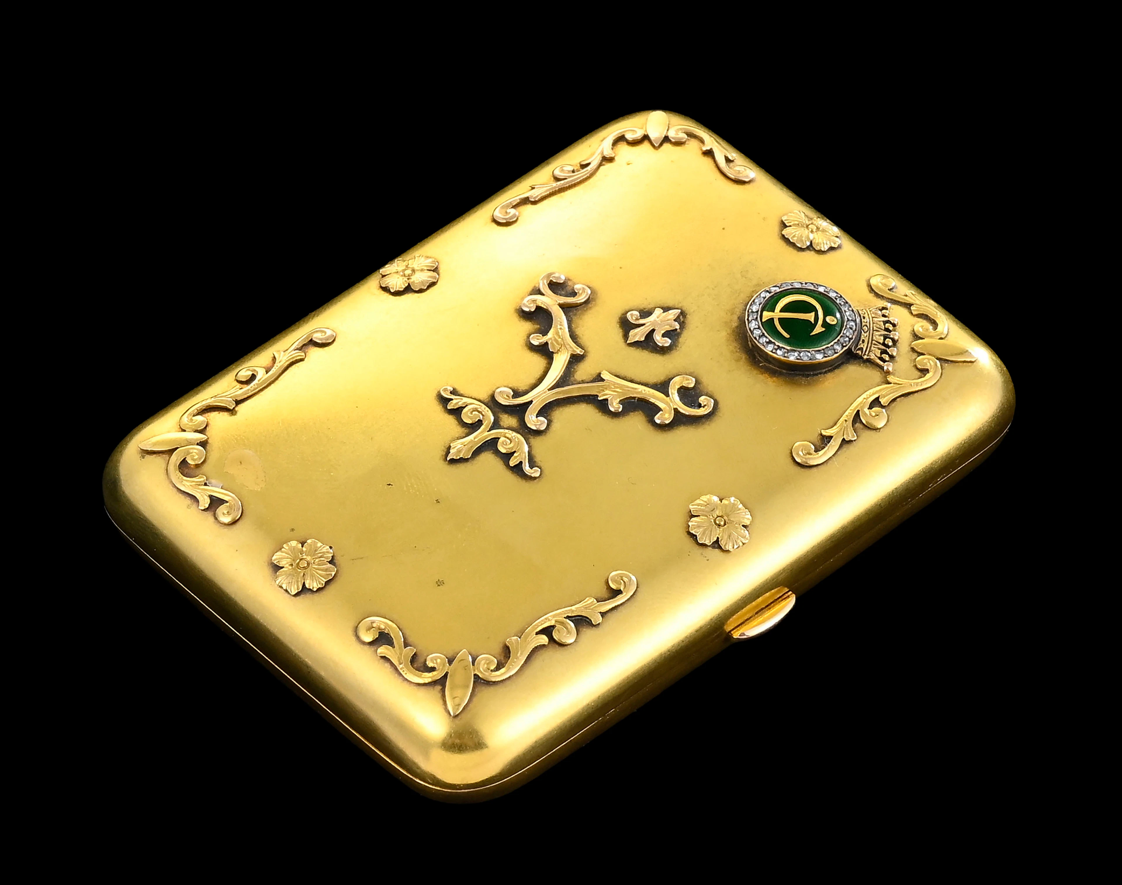 Boite en or 750, émail et diamants, XXe s., appliquée de rosaces et