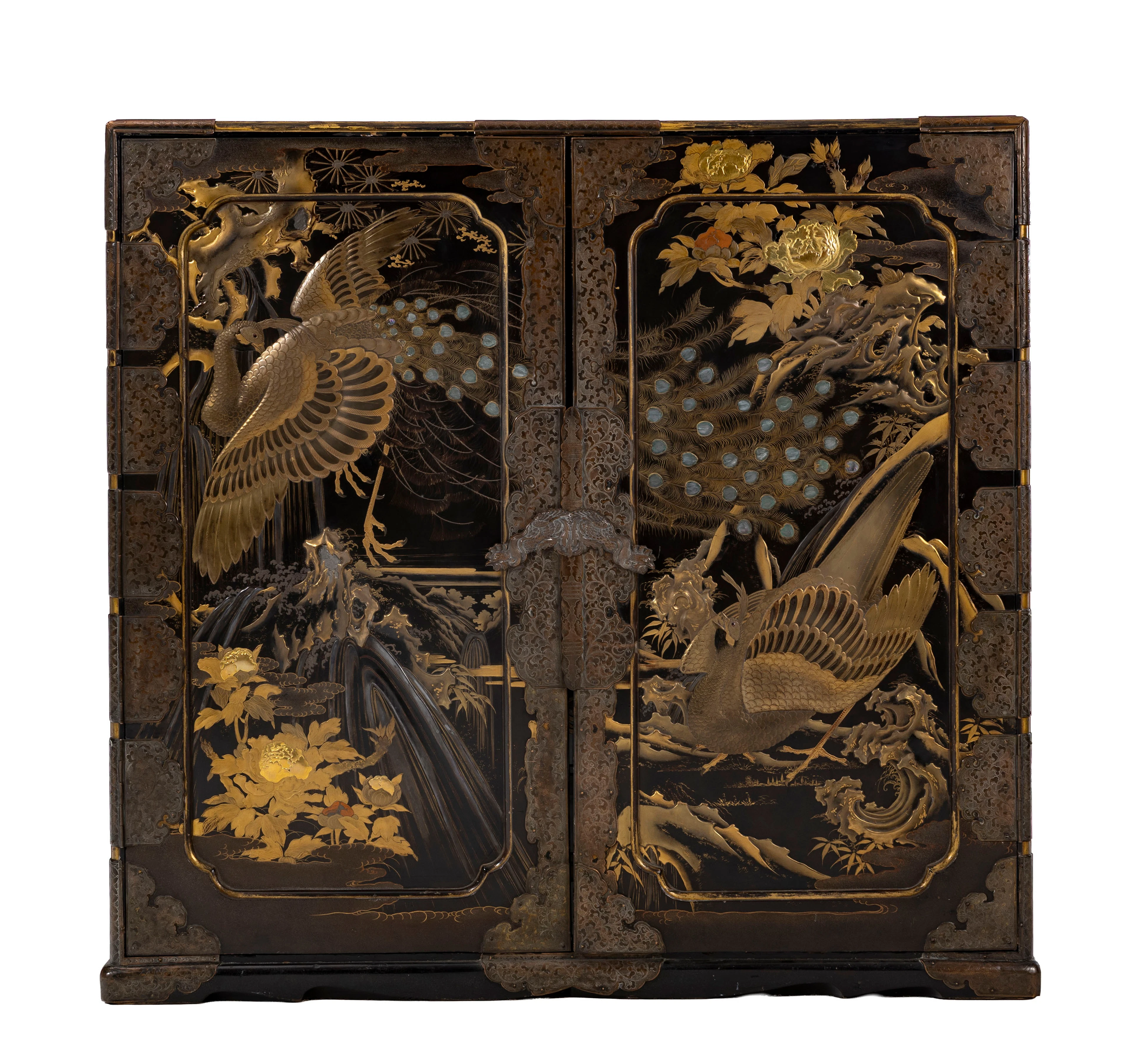 Cabinet, Japon, époque Meiji, en bois laqué noir et ferrures patinées