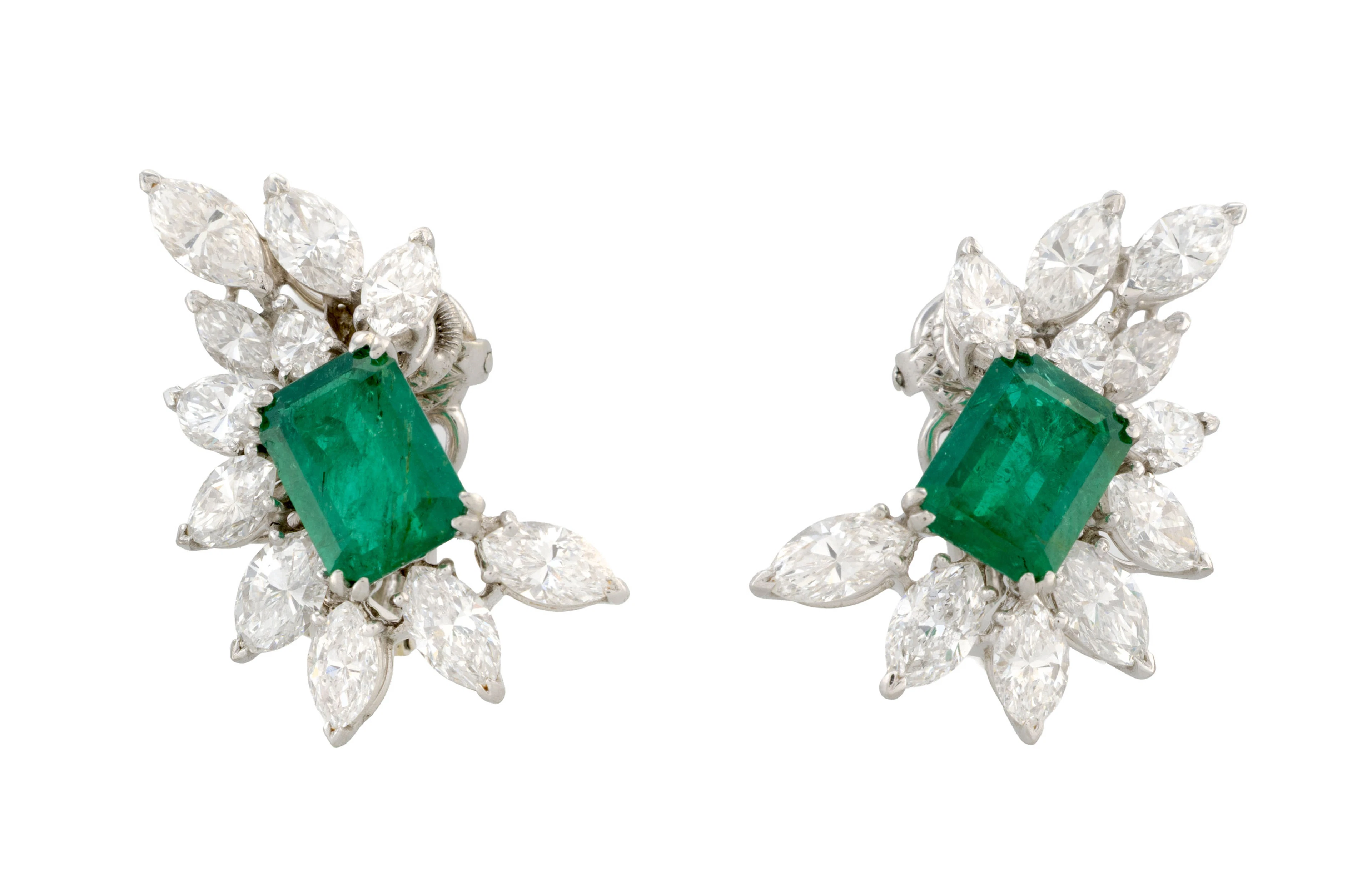 Paire de clips d'oreilles or gris 750 sertis de deux émeraudes octogonales