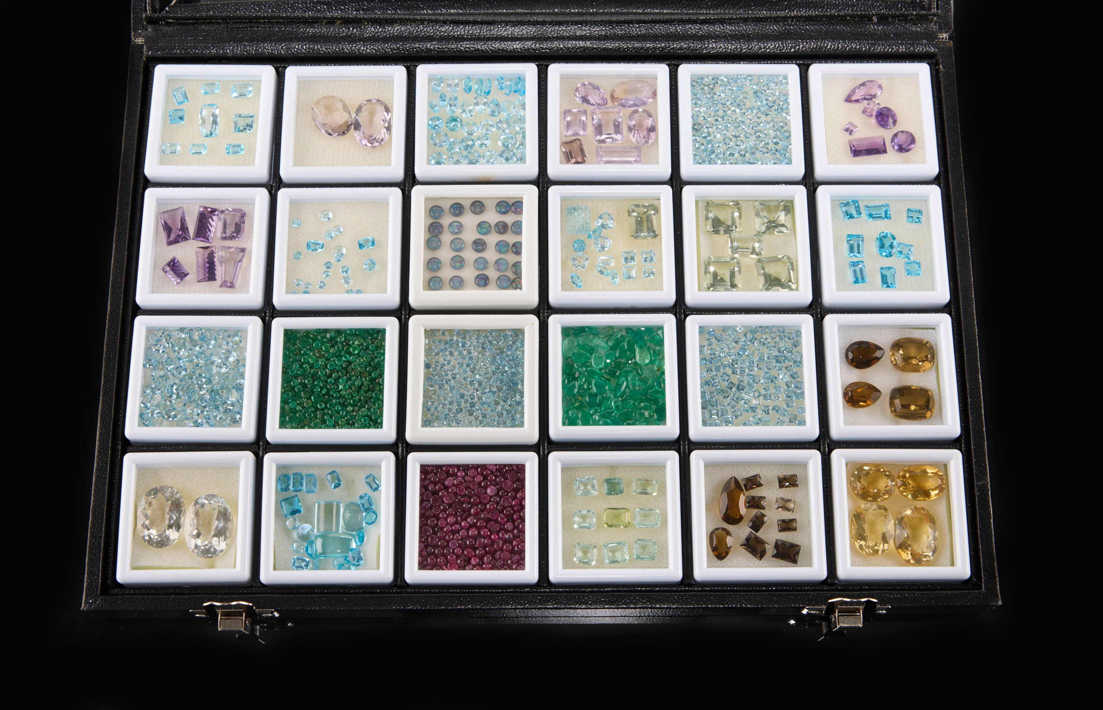 Lot de pierres sur papier composé entre autre de topazes, d'améthystes