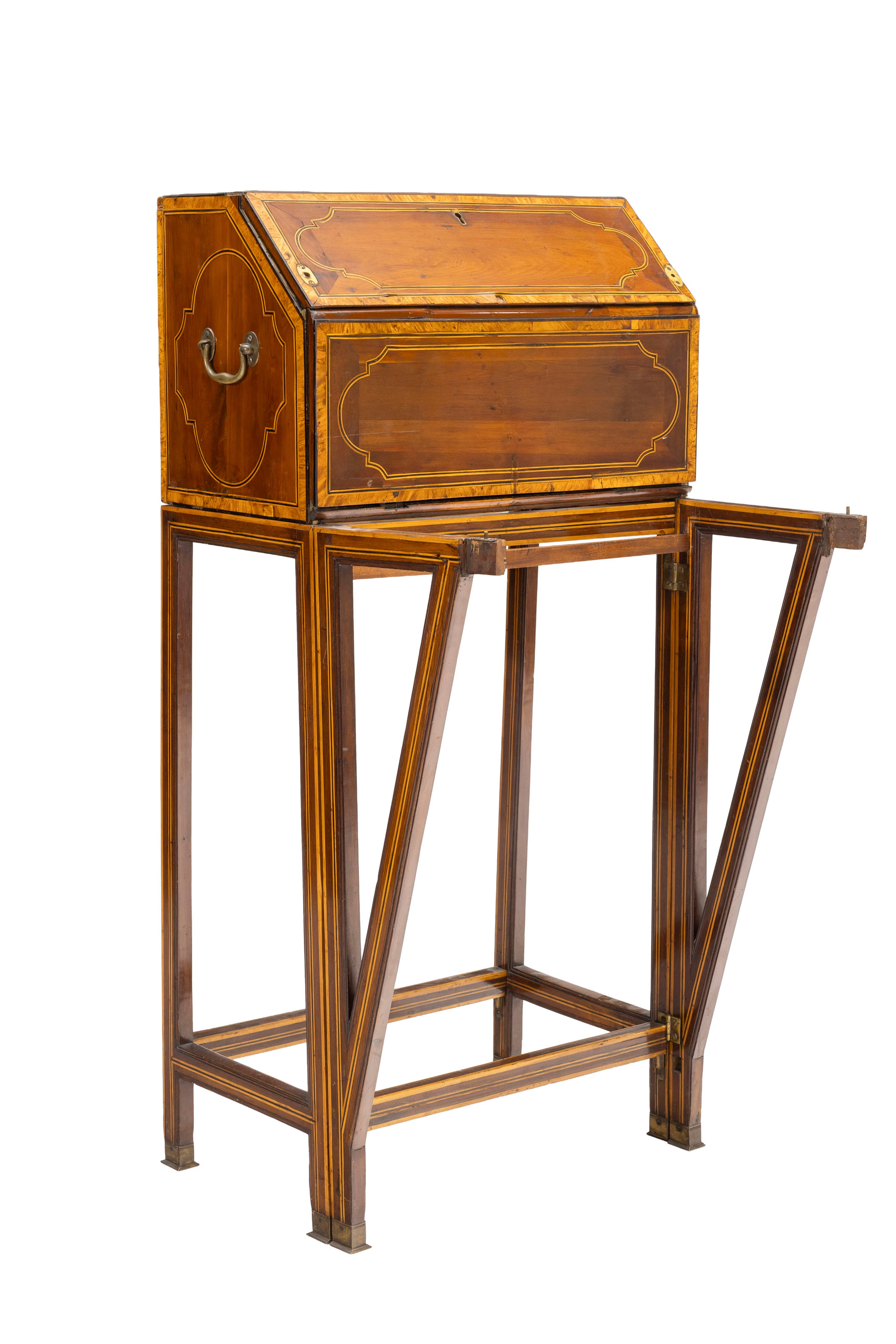 Petit cabinet, probablement Autriche-Hongrie, XIXe s., en bois de