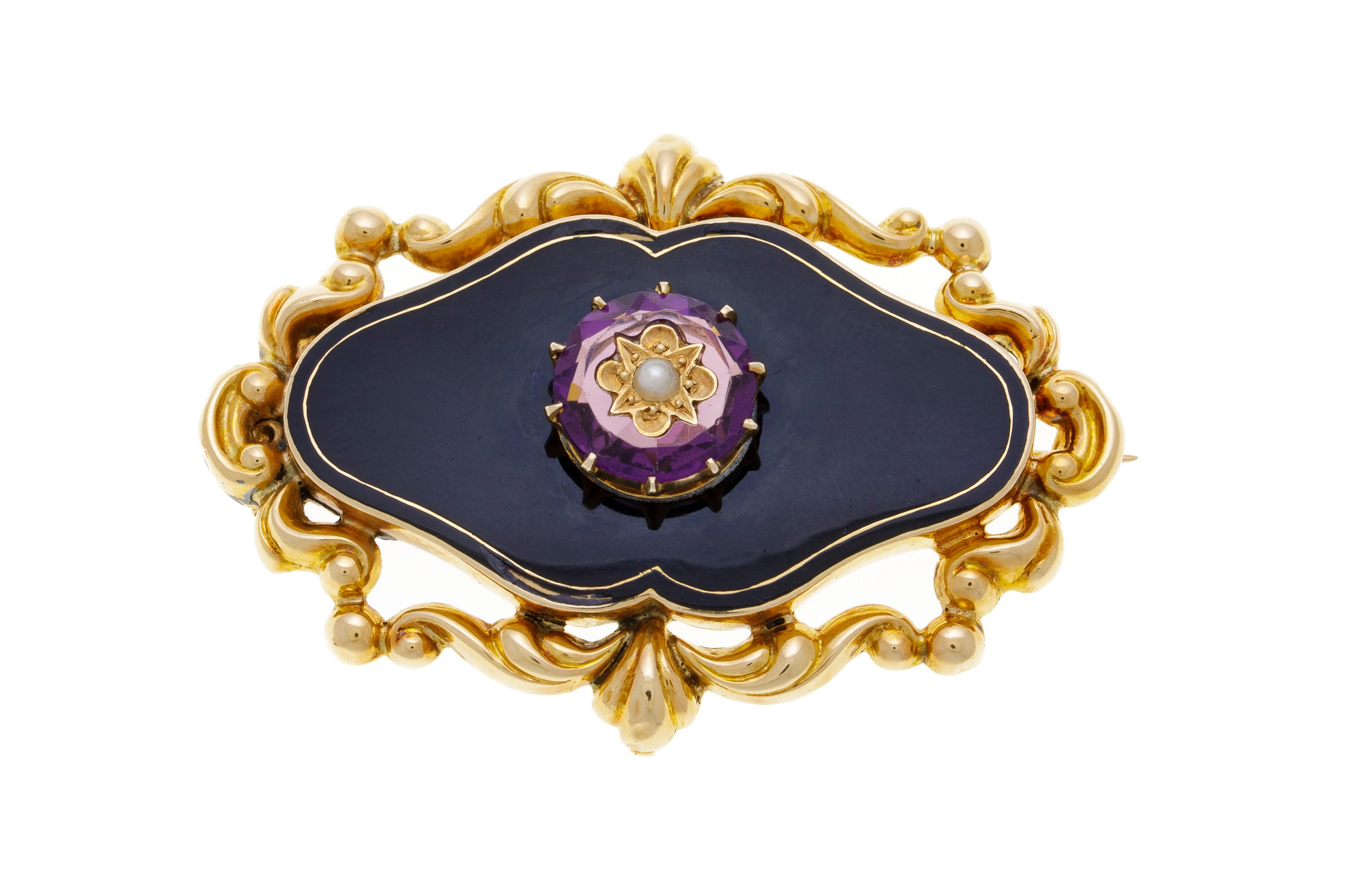 Broche XIXe s., or 750 à décor de rinceaux encadrant une élément émaillé
