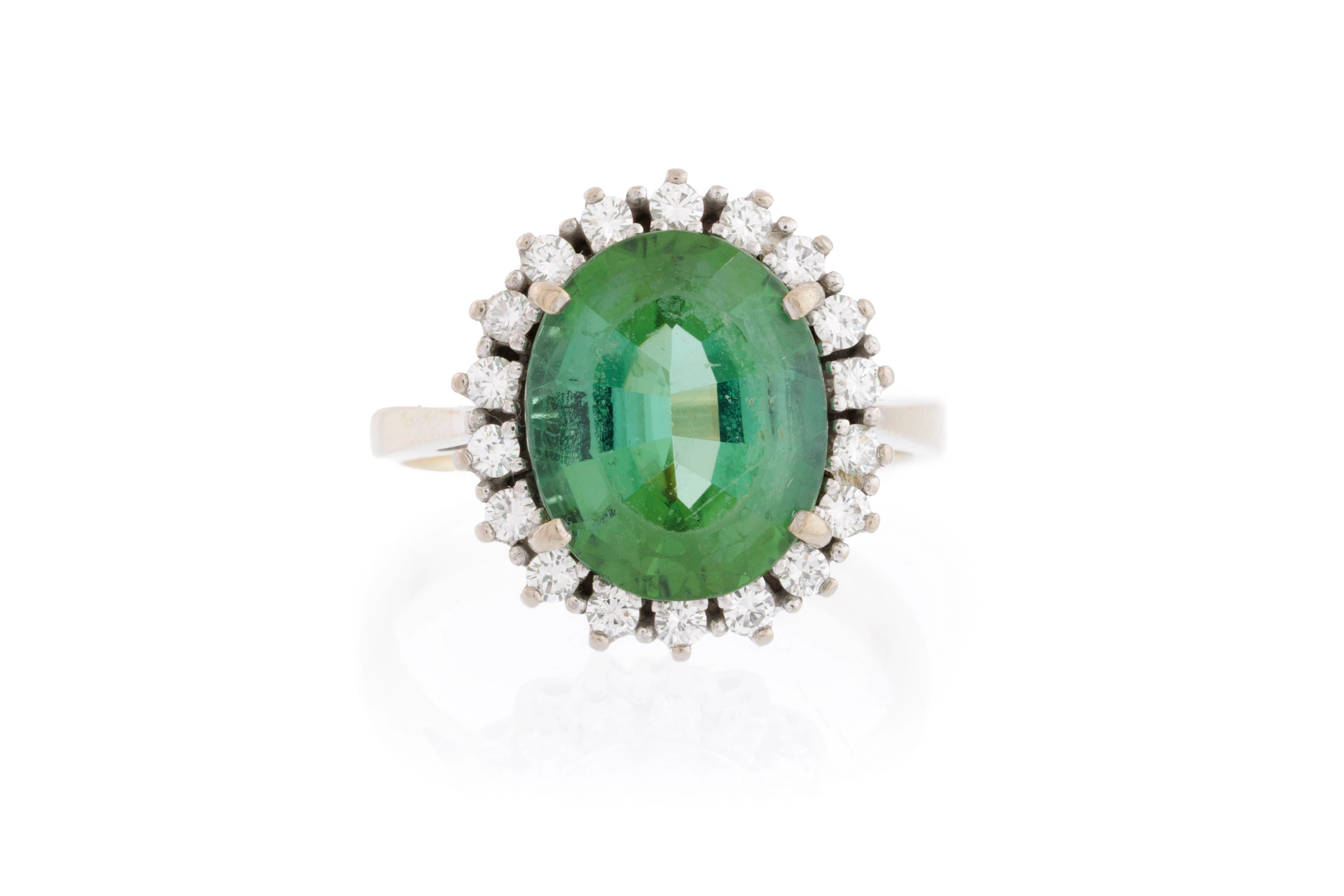 Bague or gris 750 sertie d'une tourmaline verte ovale entourée de