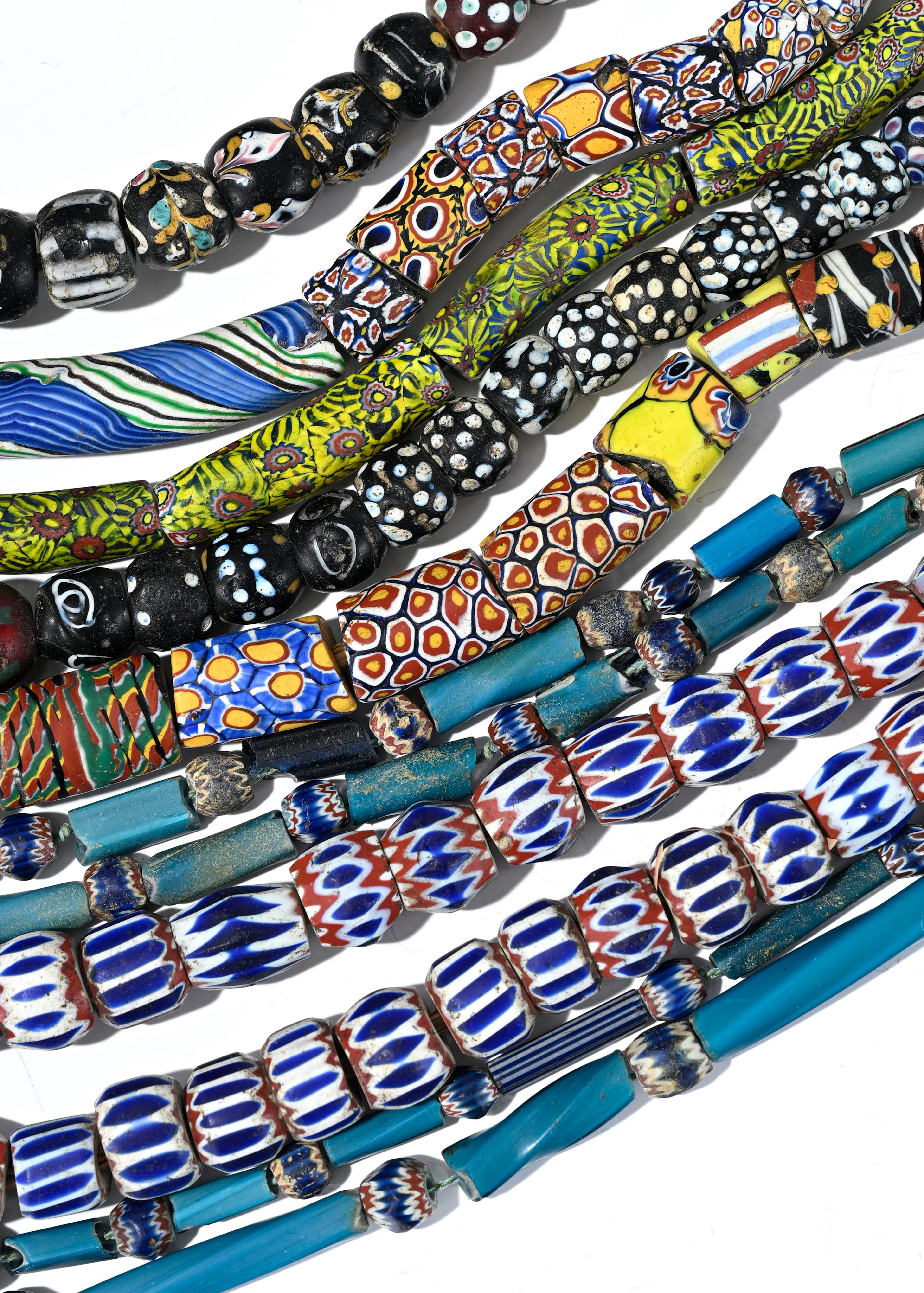 Réunion de 6 colliers composés de perles de verre polychromes, majoritairement