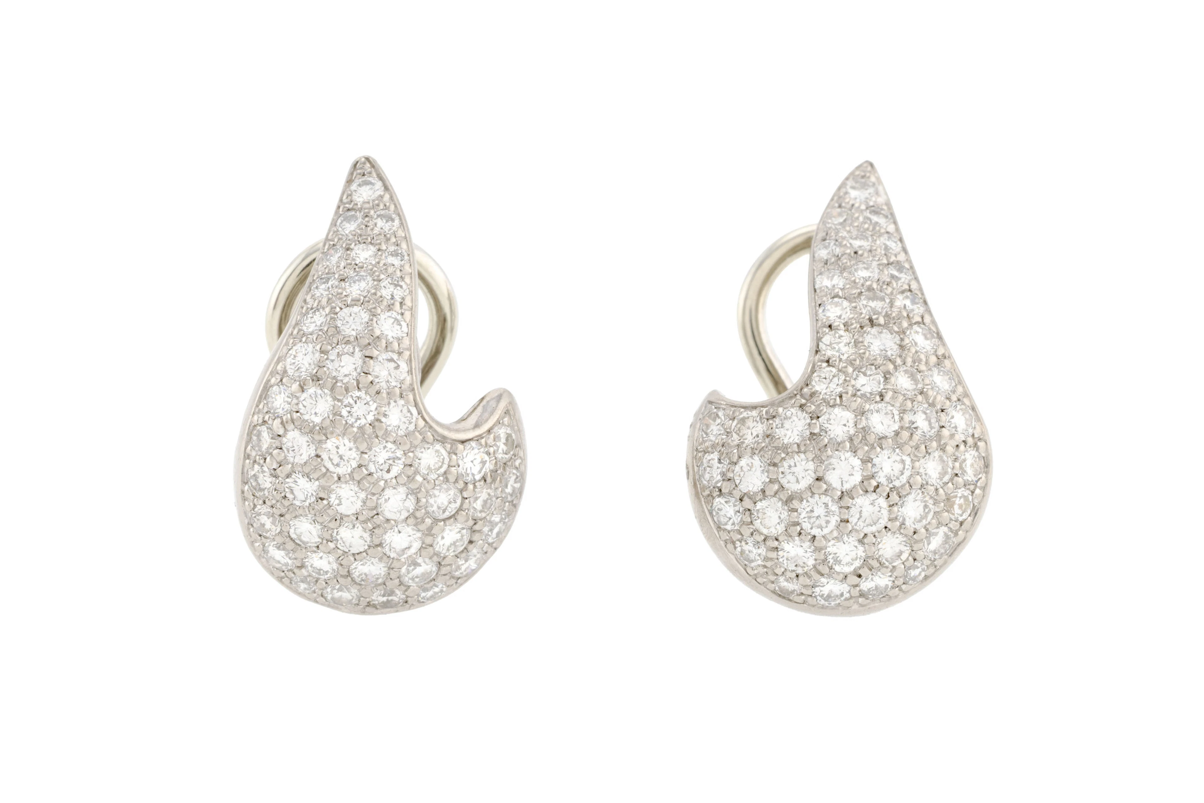 Paire de boucles d'oreilles or gris 750 serties en pavé de diamants