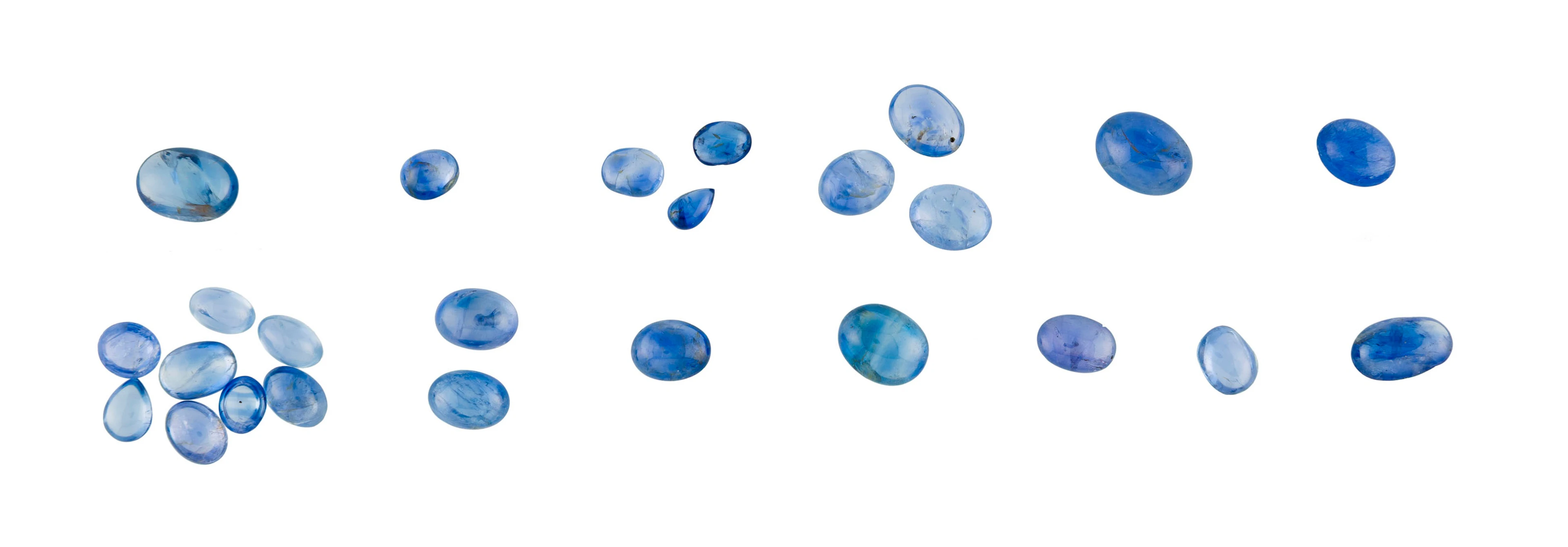 Lot de 13 plis de saphirs sur papier taillés en cabochons ou polis
