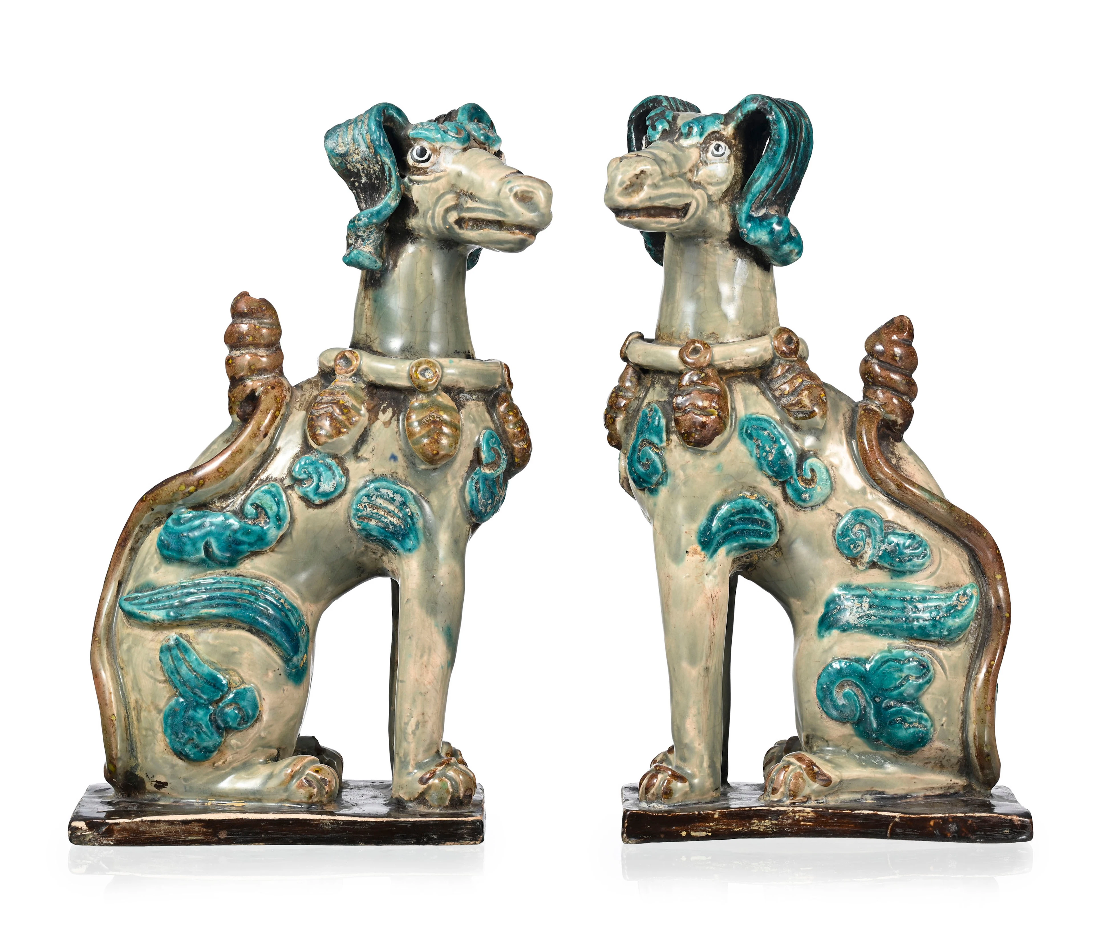 Paire de chiens assis en céramique, probablement Chine, dynastie Qing