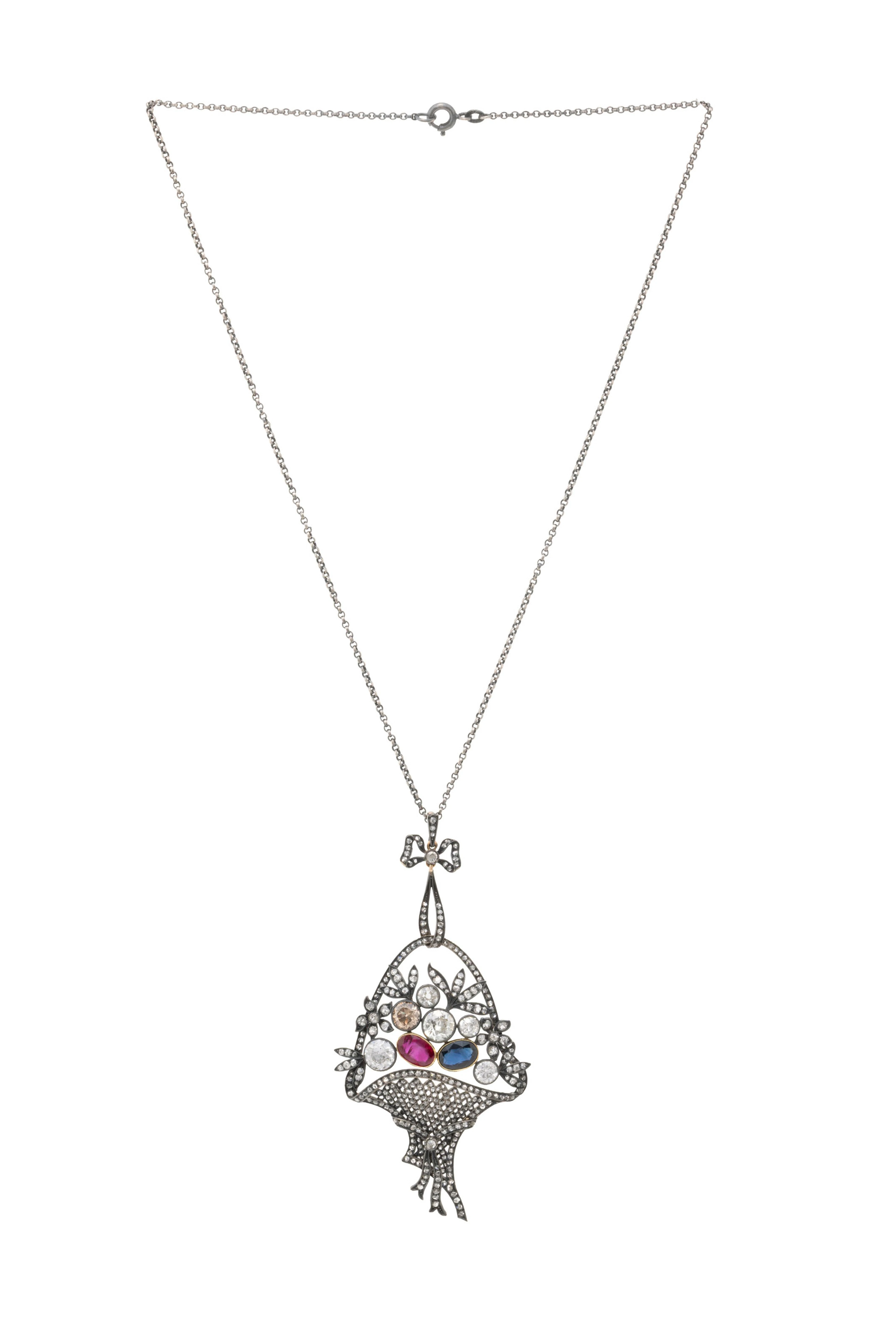 Collier fin XIXe s., or et argent noirci figurant un panier ajouré