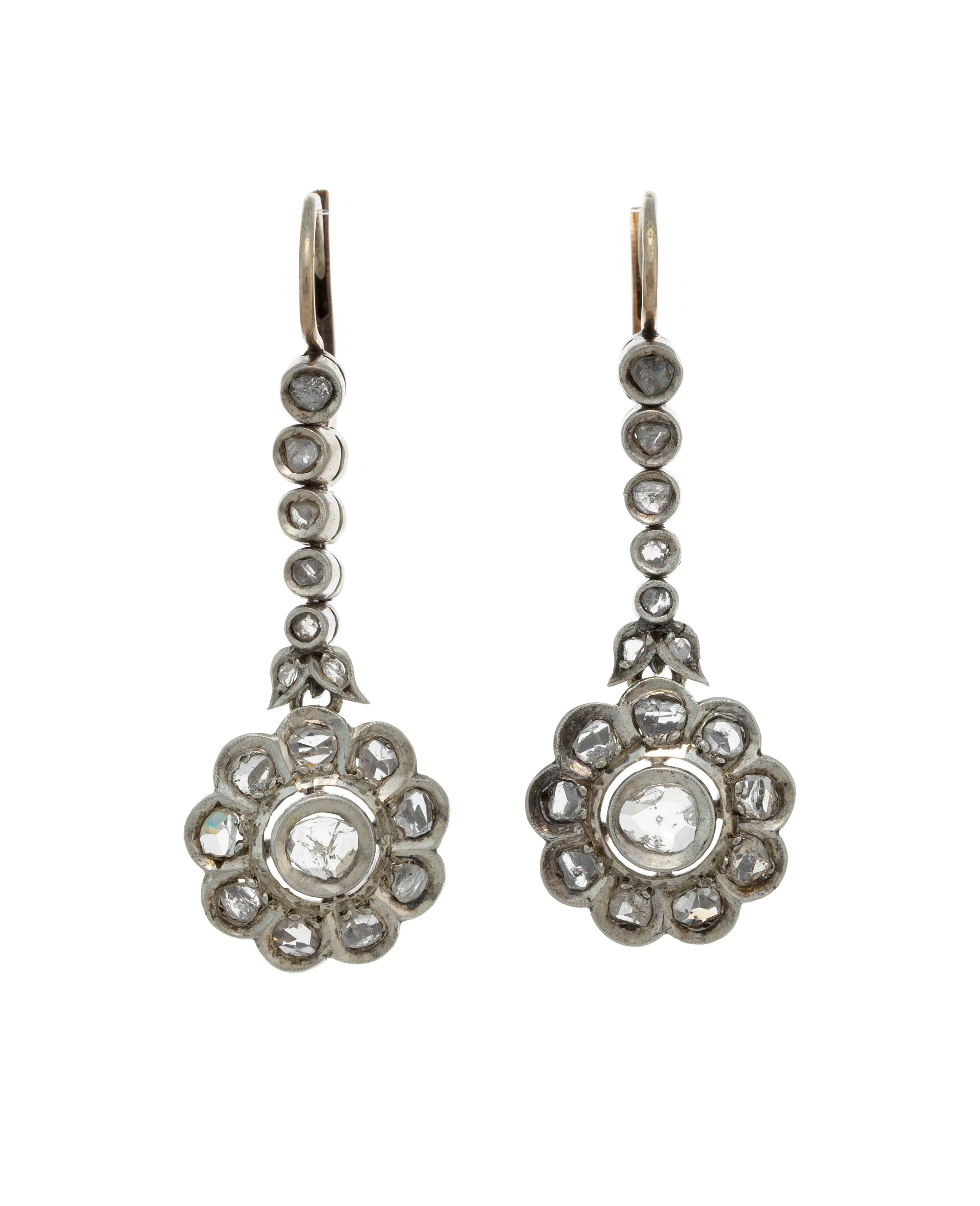 Paire de pendants d'oreilles argent à décor de fleurettes serties