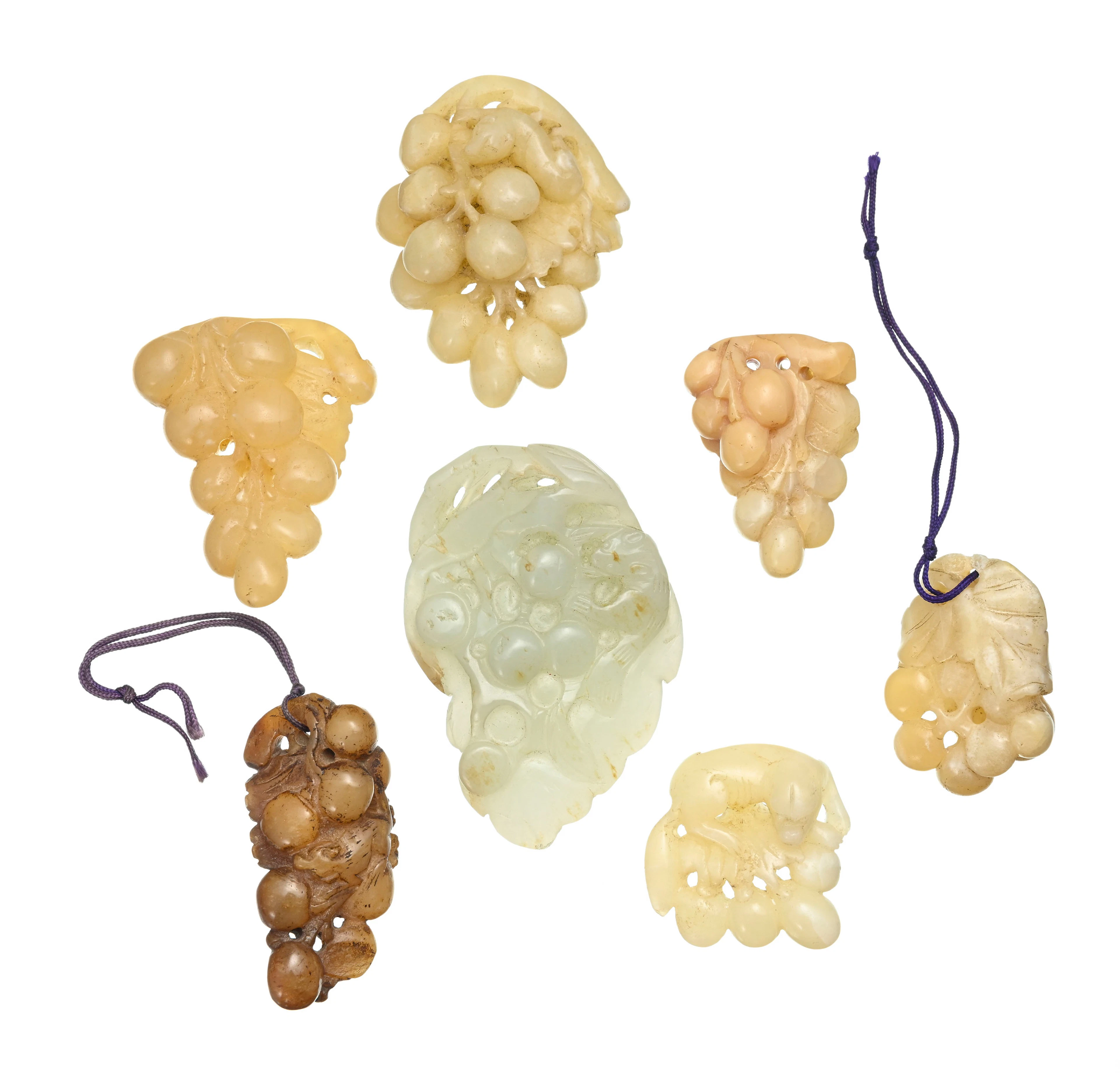 Grappes de raisins, ensemble de 7 sculptures en jade, Chine, dont