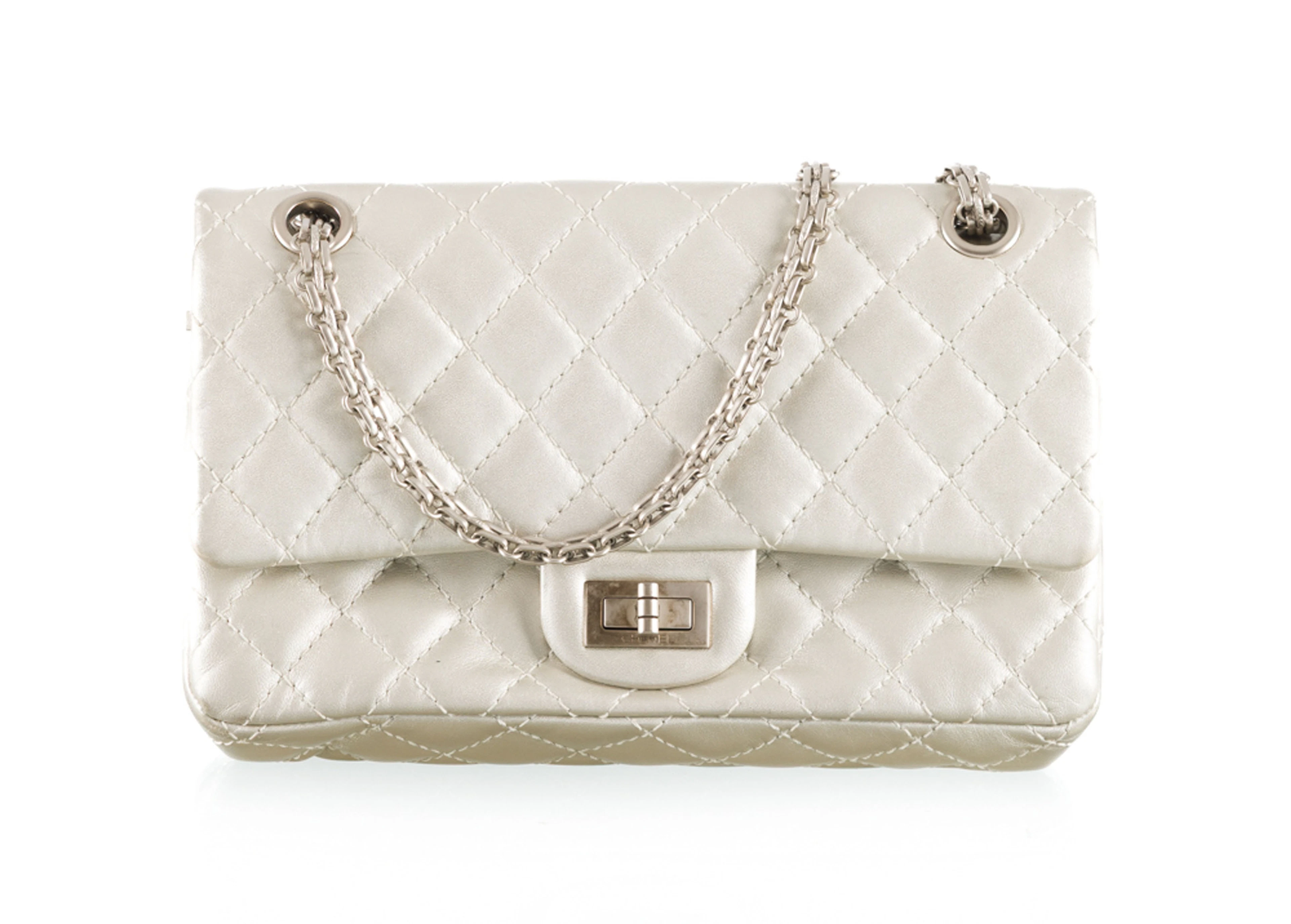 Chanel, sac 2.55 en cuir de veau matelassé couleur argent mat, années