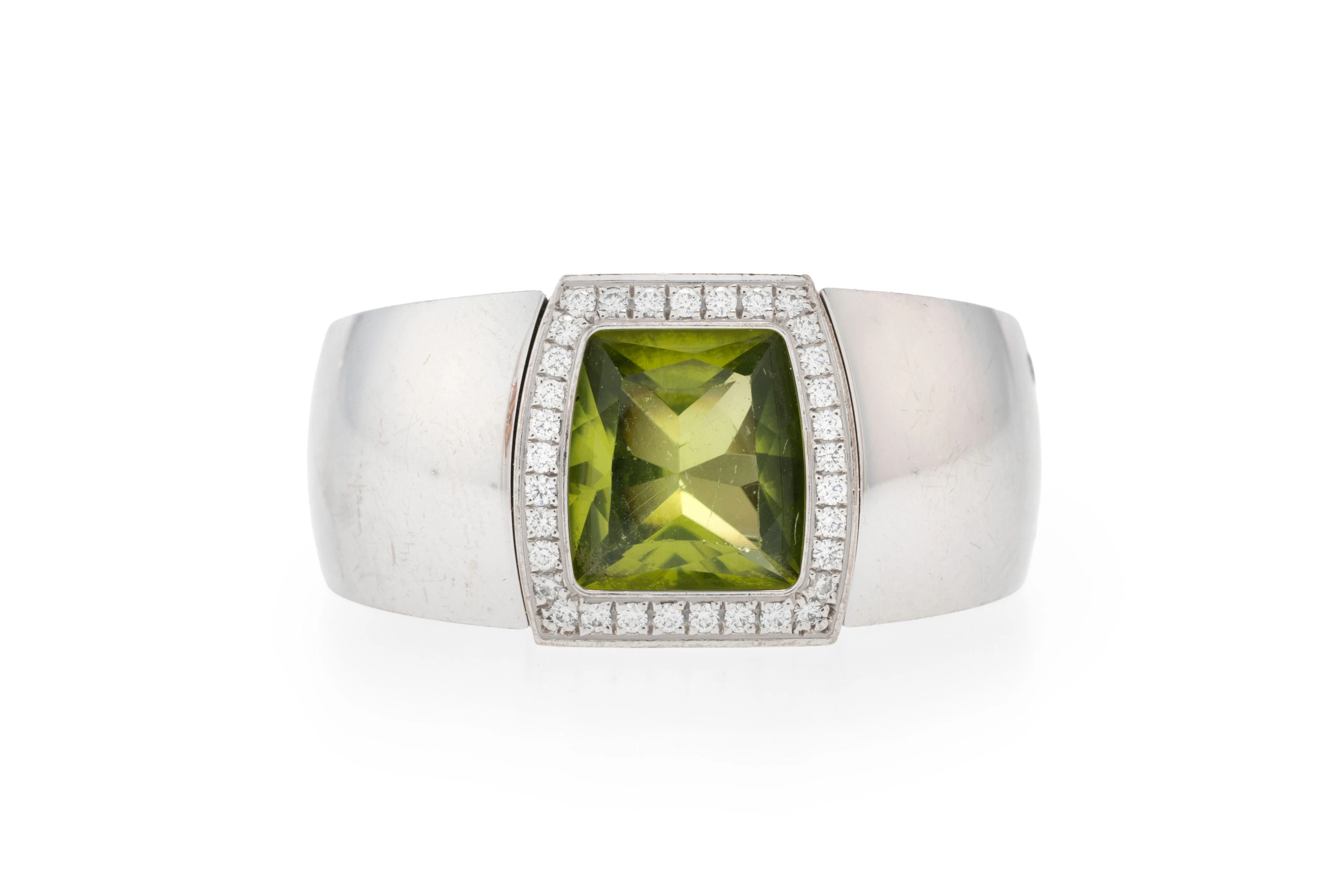 Cartier, bague or gris 750 sertie d'un péridot forme coussin entouré